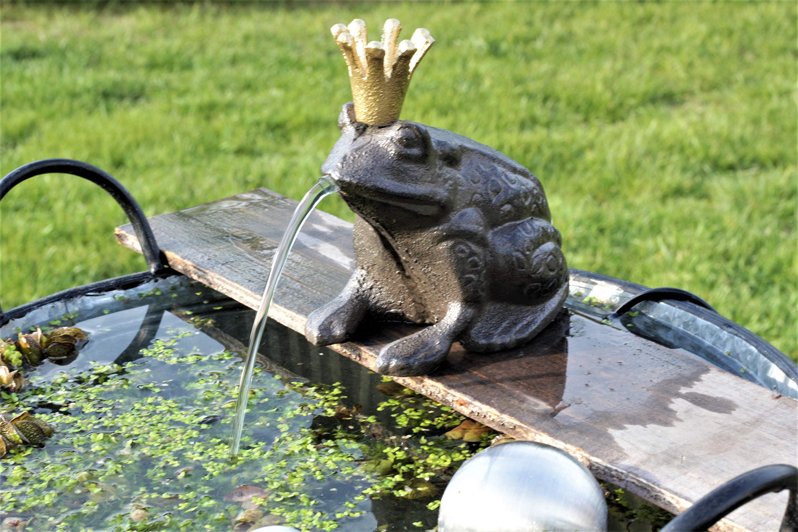Wasserspeier Froschkönig Guß 13 cm mit Solarpumpe