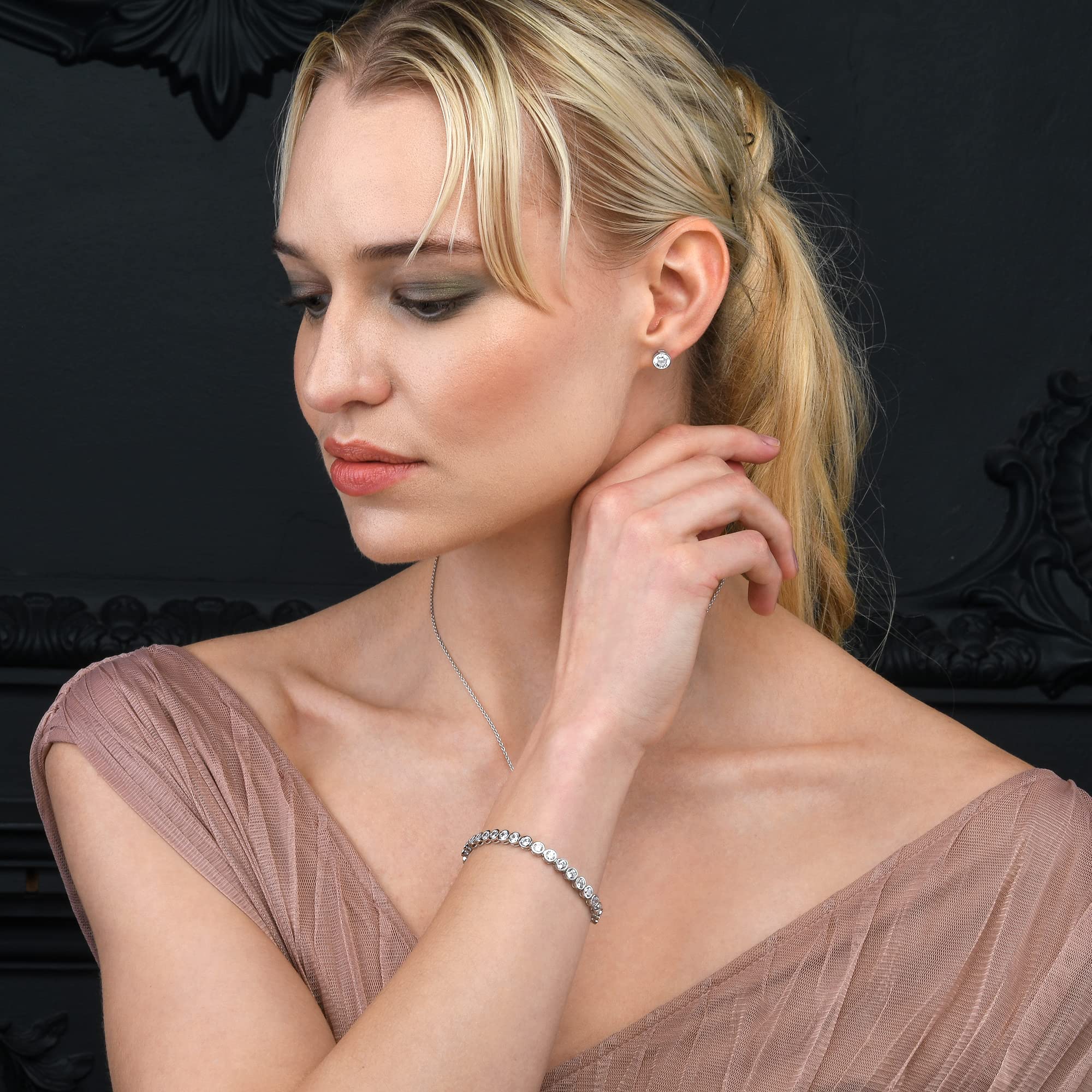 Bracciale tennis con diamanti da donna, robusto set sfaccettato in argento Sterling 925 con zirconi da 4 mm, impeccabili.Questo braccialetto Eternity da donna è il regalo perfetto per lei