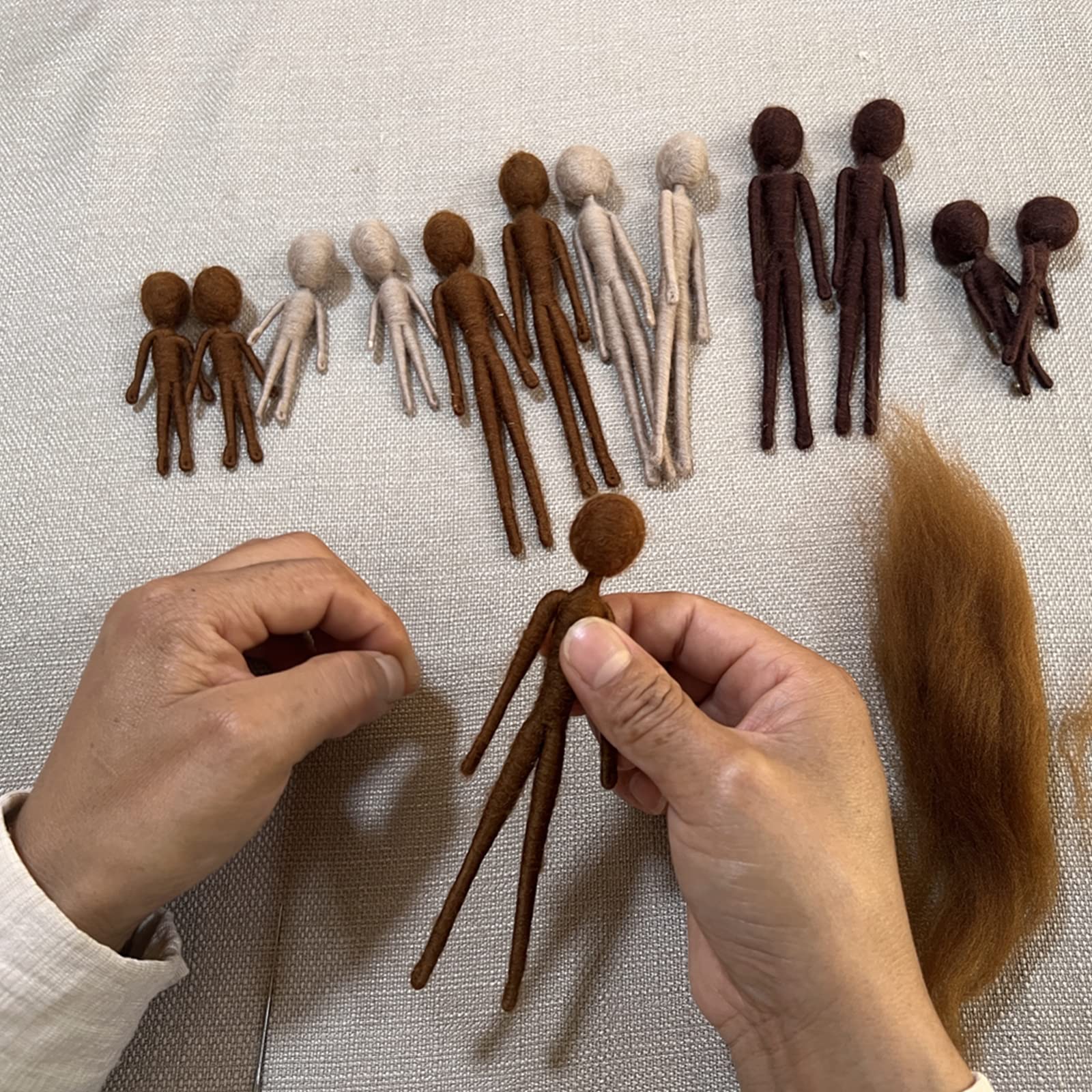 Paquete de 5 esqueletos de fieltro de aguja de tono de piel chocolate, amigable para principiantes, ahorra tiempo para la fabricación de lana de fieltro pura de 15 cm de alto