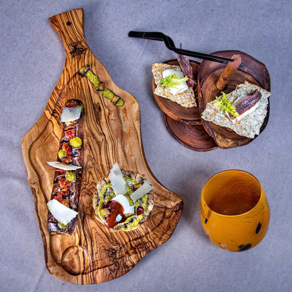 SOLTAKO Olivenholz Steakbrett mit Saftrille "The Smokey BBQ" (43-45 cm) Schneidebrett aus Oliven Holz mit Griff