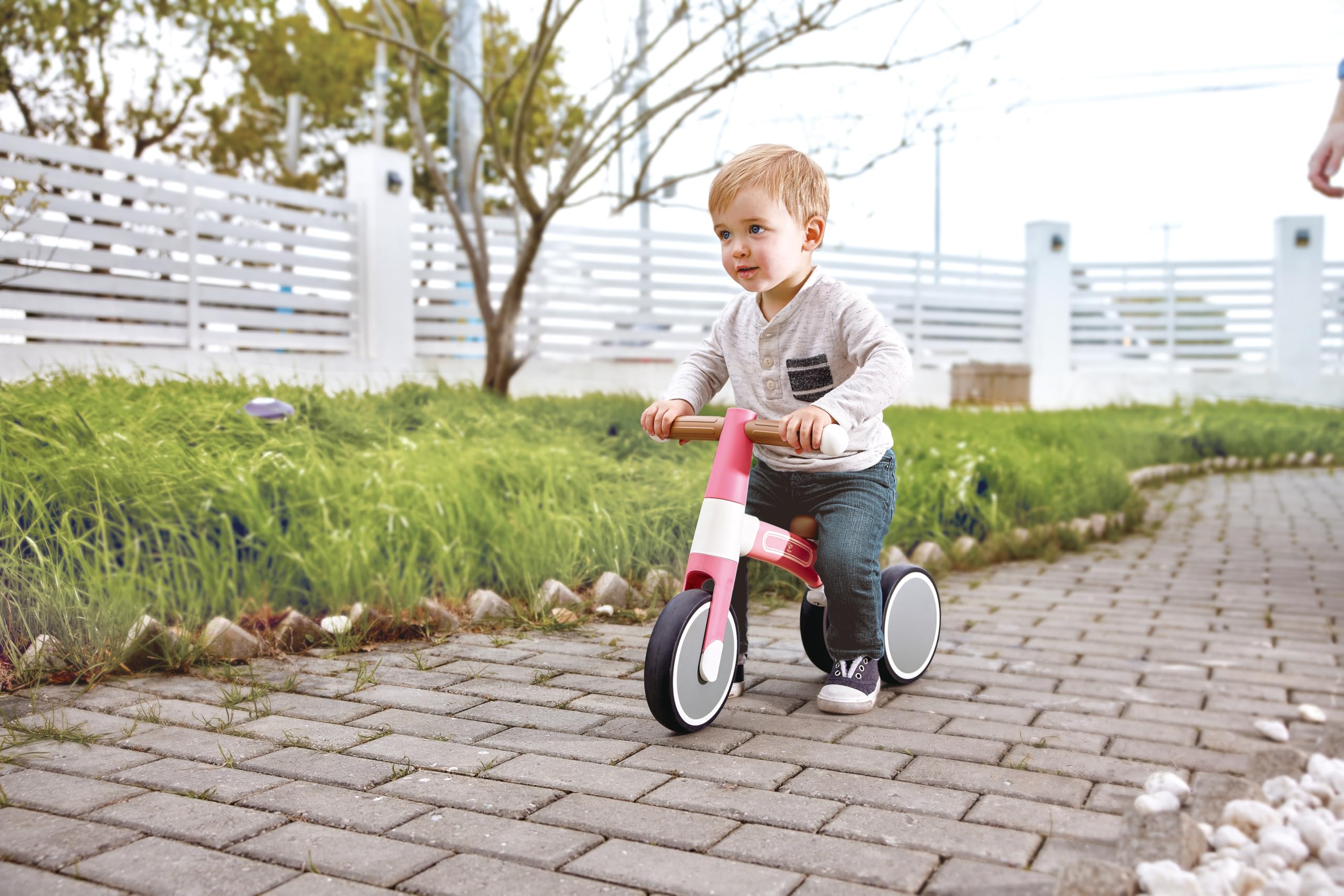Hape Outdoor Draisienne 3 Roues Bébé Rose - Enfant 18 Mois et Plus - pour l'Équilibre, la Coordination et la Motricité - Cadre Léger en Aluminium, Siège Ergonomique & Réglable - Direction à 60°