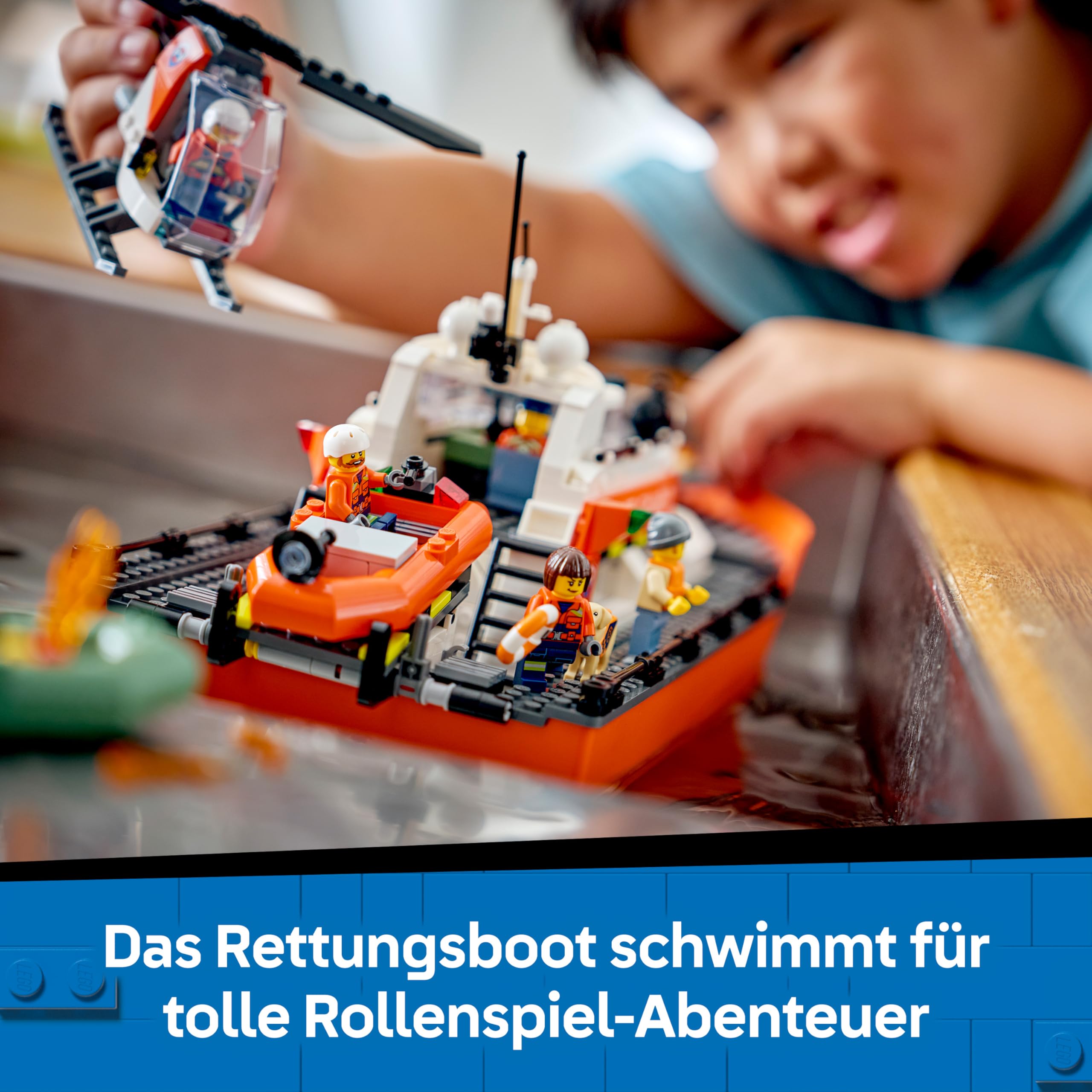 LEGO City Rettungsboot der Küstenwache mit Hubschrauber - Spielzeug Einsatzfahrzeug - Set mit schwimmendem Schiff, 5 Minifiguren und Hundefigur - Geburtstagsgeschenk für Jungen ab 7 Jahren - 60504