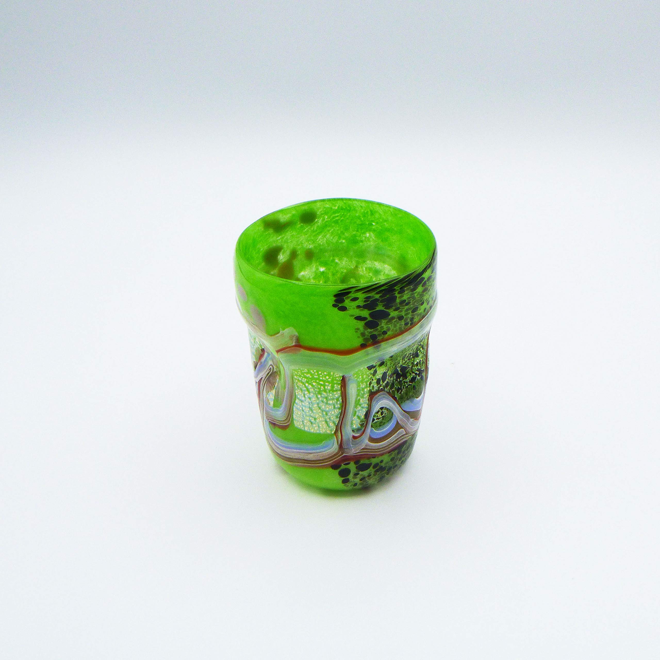 Style : Gobelet en verre de Murano ouvert à la main, avec taches et fils opaques fusionnés à l'intérieur. Original Murano Glass. Fabriqué en Italie. (11 cm)