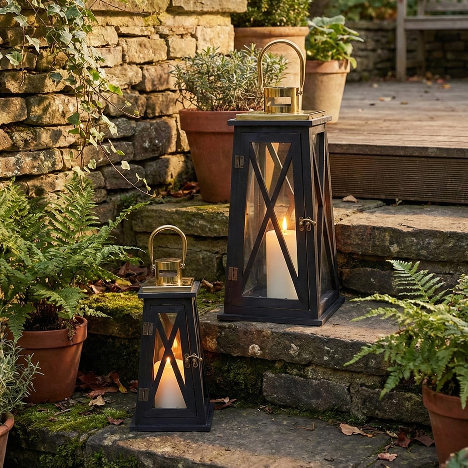 TRIROCKS Set di 2 Lanterne in Legno Stile Rustico 55 cm & 40 cm Alte, Portacandele Decorativi con Vetro Temperato per Decorazioni Casa, Natale, Matrimonio, Esterni (Trapezoidale Nera)