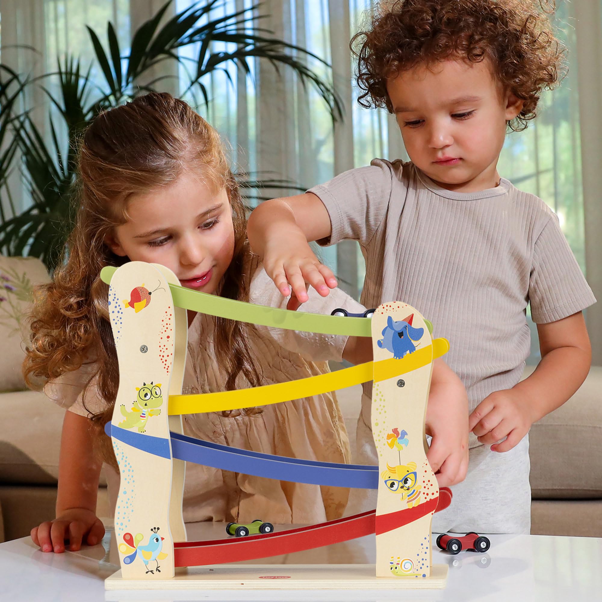 Tiny Love Pista Macchinine Legno, Piste Macchinine per Bambini con 4 Macchinine in Legno, Capacità Motorie Fini, Sviluppo Cognitivo, Design Naturale, 18+ Mesi, Collezione Born To Party