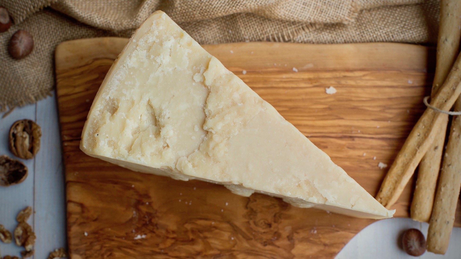 Parmesankäse g.U. Saison 24 Monate 600GR - Made in Italy - Parmigiano Reggiano DOP Stagionato 24 Mesi EMILIA FOOD LOVE (0.6)