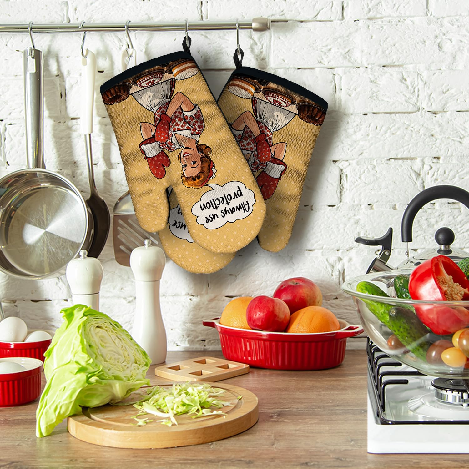 ZHANTUONE Always Use Protection - Juego de 2 guantes de horno resistentes al calor con silicona antideslizante, accesorios de cocina retro para ama de casa, regalos para amantes de los pasteles, mamá