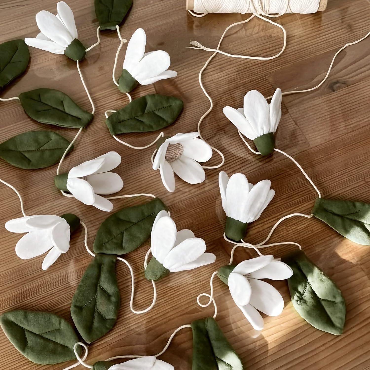 Frienda Fabric Daisy Banner Garland Boho Spring Flower Birthday Party Decorations Bohemian White Flowers Velvet Green Leaves Chain Hanging Garland for Wedding Nursery Themed Photo Props Wall Decor
