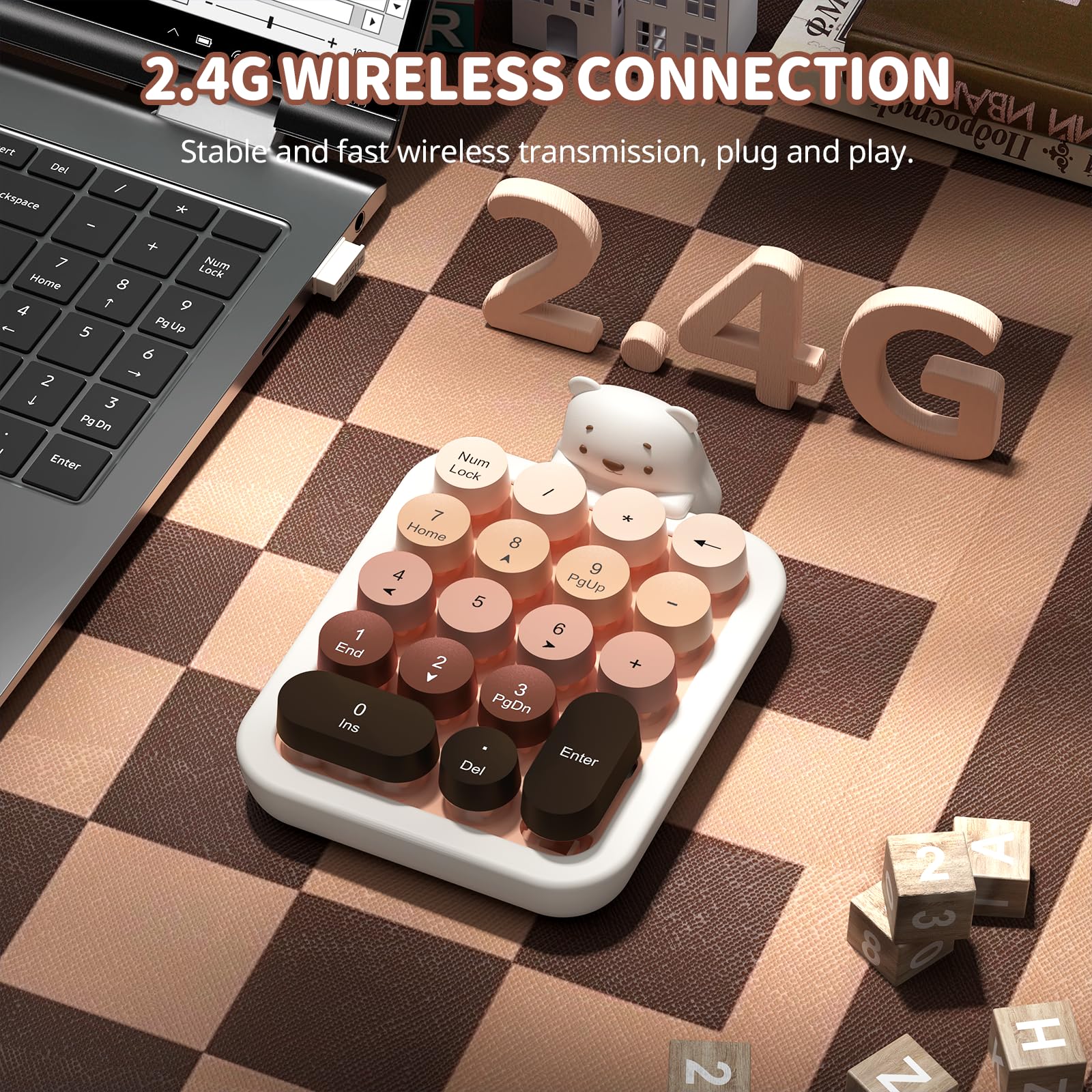 A.JAZZ AF18 Tastiera numerica wireless,mini tastierino numerico portatile 2.4G,layout compatto a 18 tasti con graziosa cover in silicone staccabile a forma di orsetto,per laptop/PC-Marrone sfumato