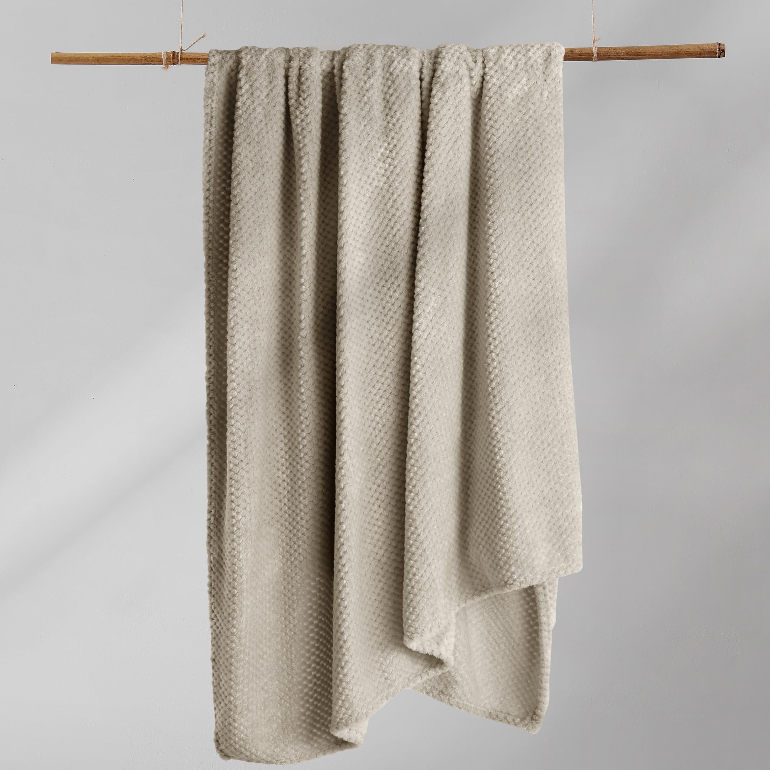 DecoKing Couverture Polaire 220 x 240 cm Plaid Doux en Microfibre pour Lits Canapés Chaises et Divans Style Scandinave Chaude Légère et pour Toutes Les Saisons Cappuccino Henry