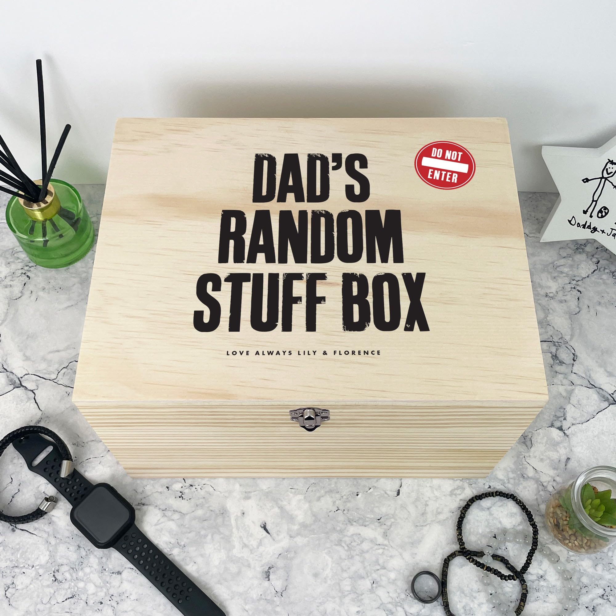 Caja de recuerdos de madera de pino personalizada al azar | Regalo del día del padre | Caja de recuerdos de madera personalizada | Añade tu propio texto | Bisagras y cierre de metal | 26 cm de ancho x