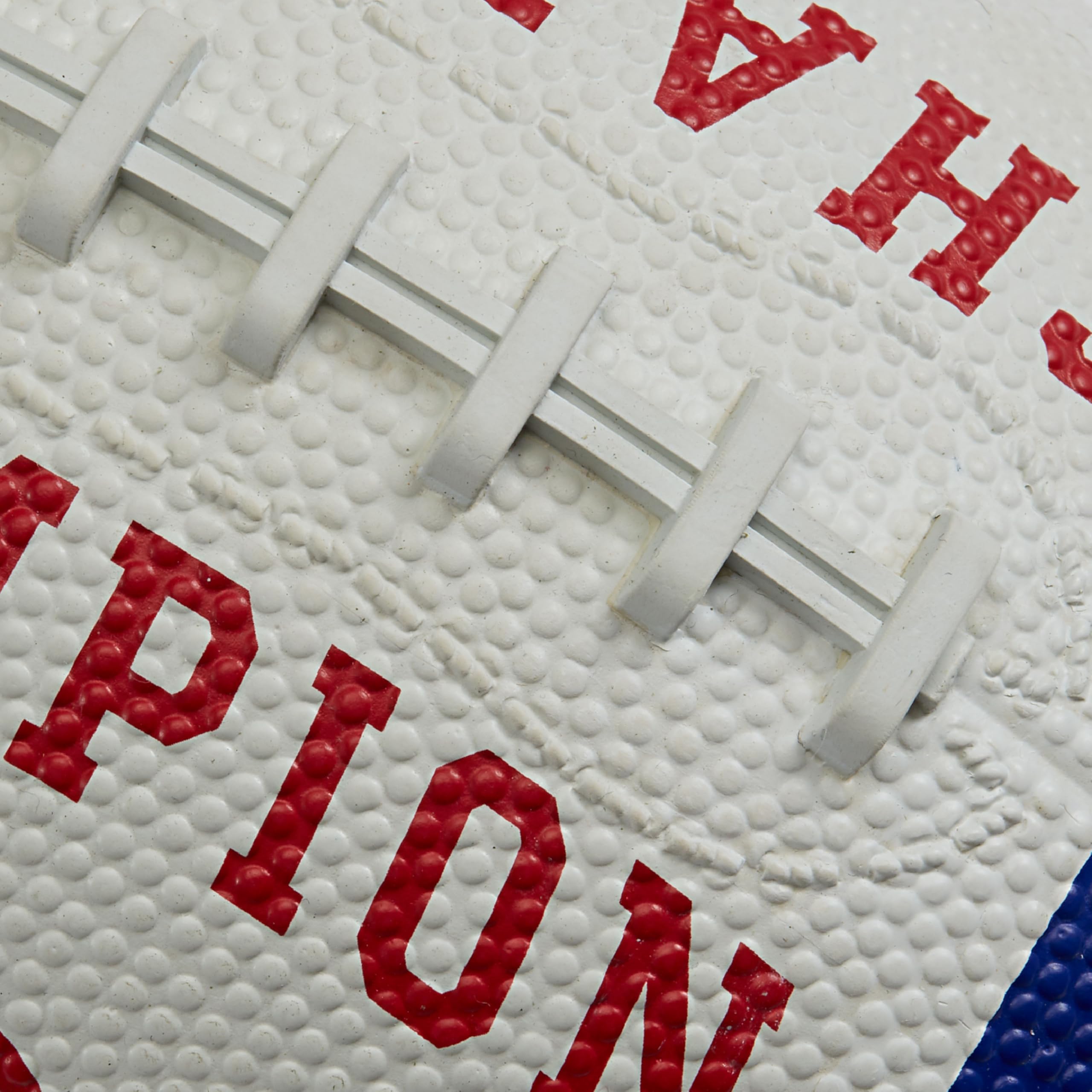 Champion Blitz Football (Jeune, Blanc/Surf The Web Tango/Rouge), Football Toutes Saisons, adhérence améliorée, Coque en Caoutchouc Durable et Lacets moulés, pour Sports de Plein air et entraînement