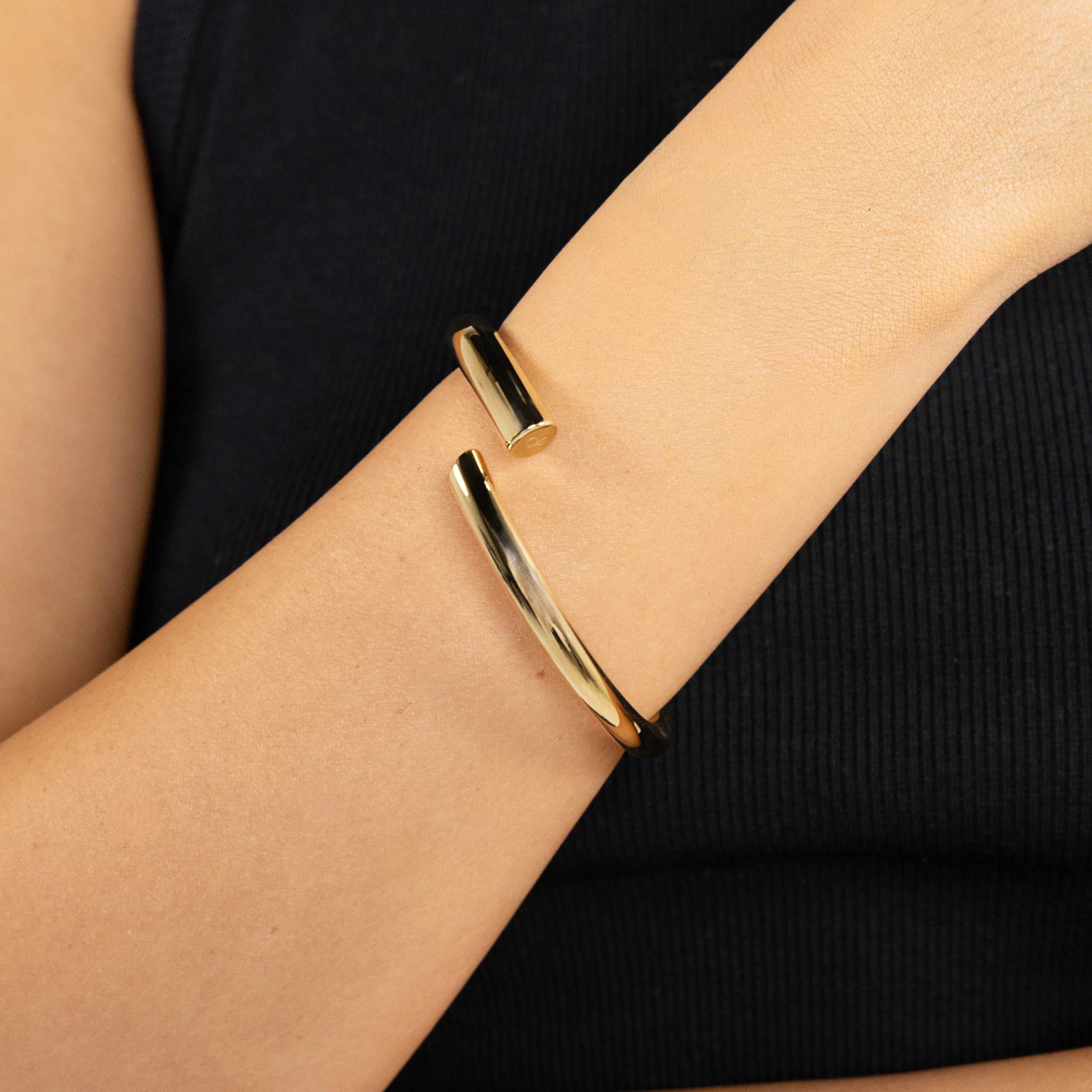 Calvin Klein Bracciale Rigido da Donna Collection CK SPIRAL in Acciaio Inossidabile - Disponibile in Versione Oro o Argento