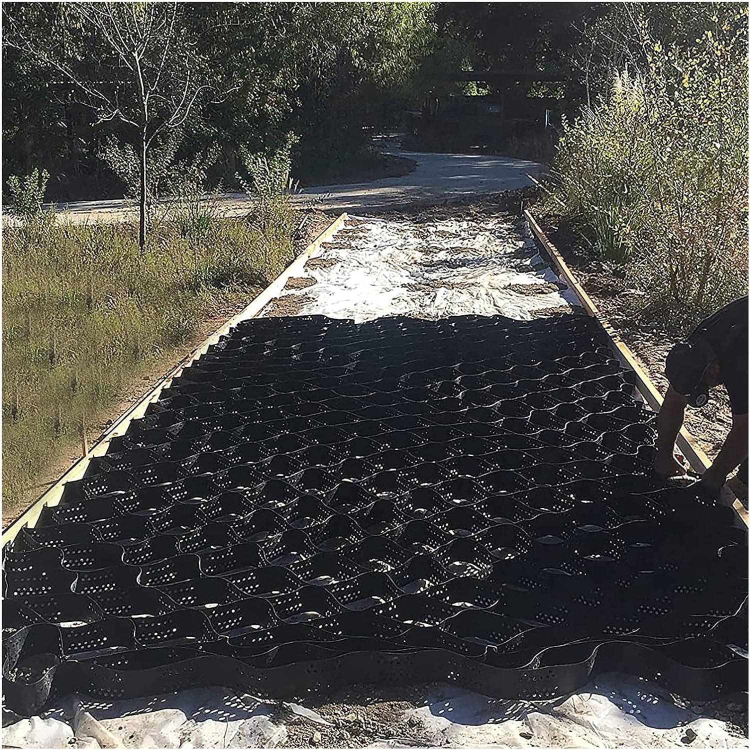 Grille de sol PEHD pour une allée de jardin et parking en gravier