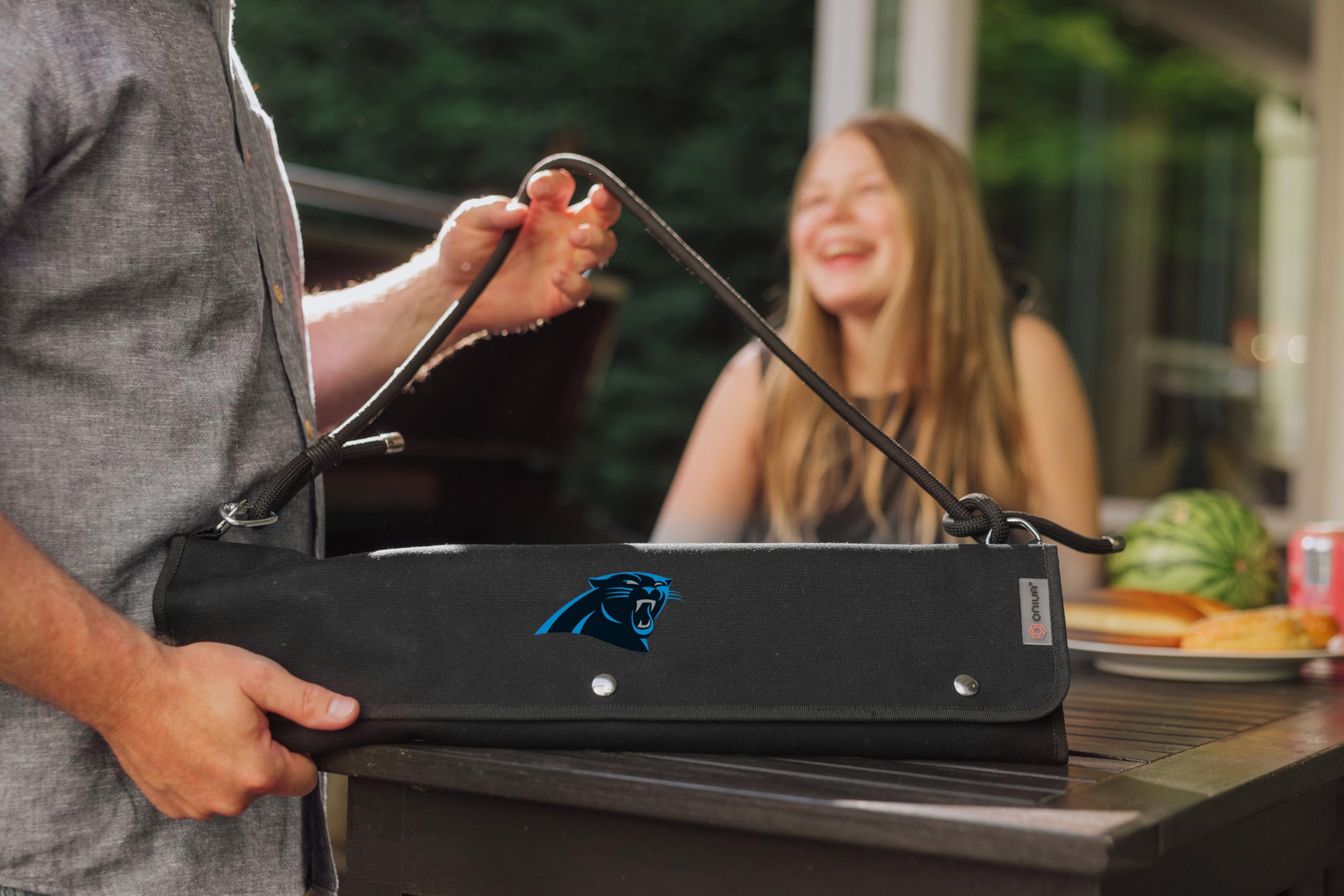 Picnic TIME NFL Carolina Panthers BBQ Roll Up Set di 3 pezzi, accessori per barbecue con strumenti per griglia in legno di faggio, accessori per griglia per barbecue, set per barbecue con borsa in