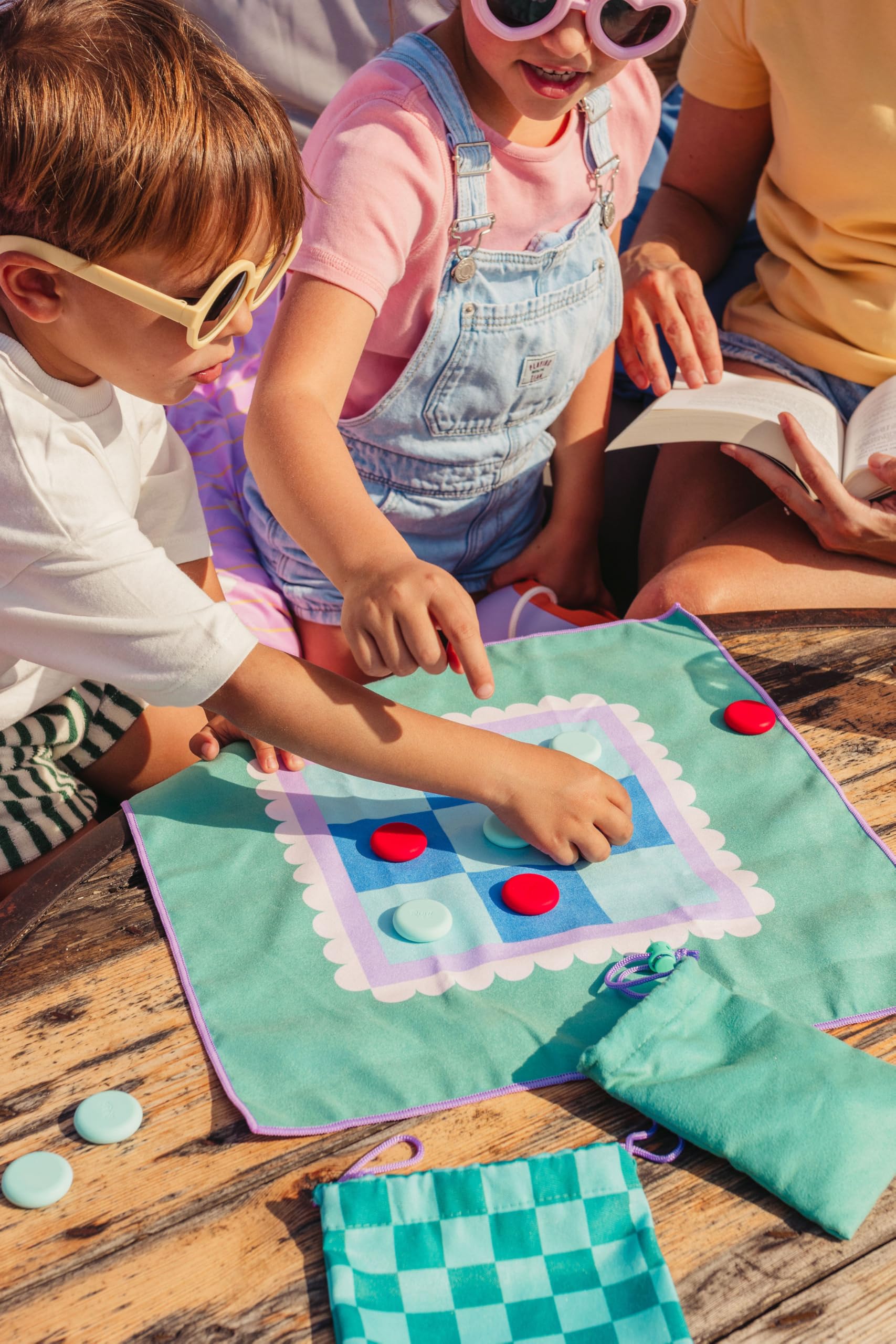 Quut - Jeu de Voyage 2 en 1 Petits Chevaux & Morpion pour Enfants dès 3 Ans - réversible - imperméable - Microfibre - 18 pions en Silicone - 2 dés - avec Pochette