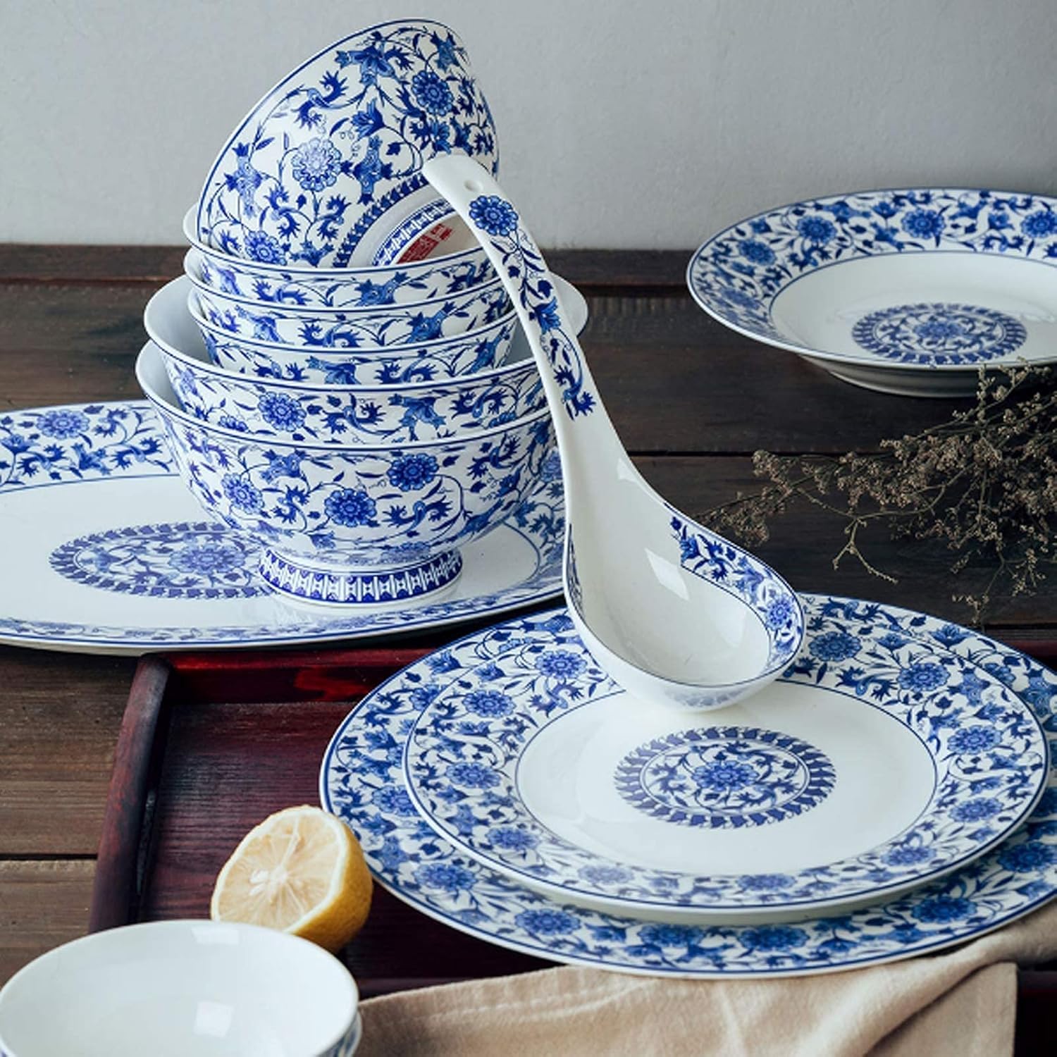 Zastawa stołowa, 26-częściowy zestaw naczyń z niebiesko-białej porcelany | pudełko, talerze do steków, miska na musli i miska na zupę na wesele