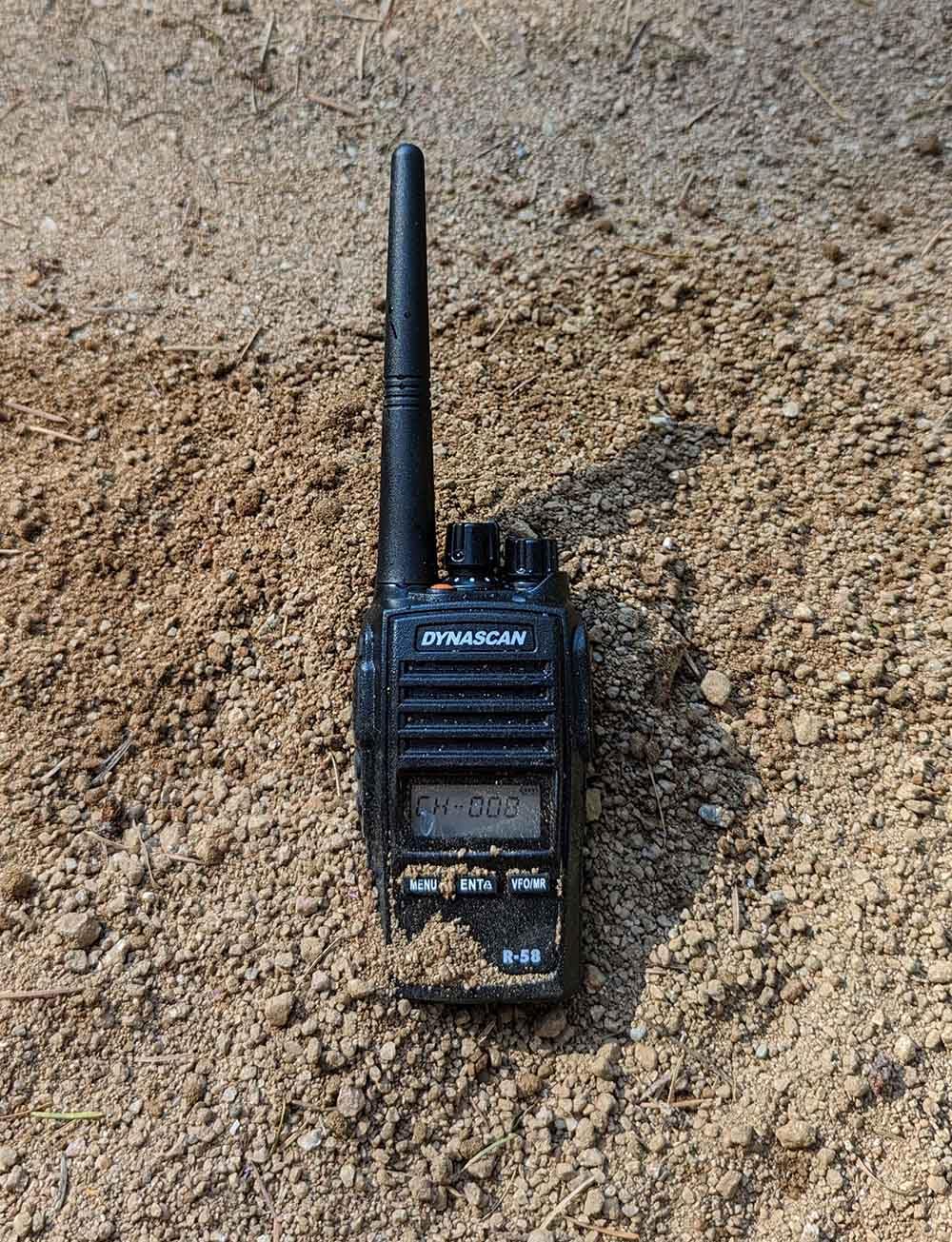 Dynascan R-58 Professionelles PMR446 Funkgerät, Lizenzfrei, IP67 Wasserdicht & Staubdicht, 1600mAh Akku, VOX, Scrambler, inkl. Standladegerät – Robustes Handfunkgerät für Industrie & Outdoor
