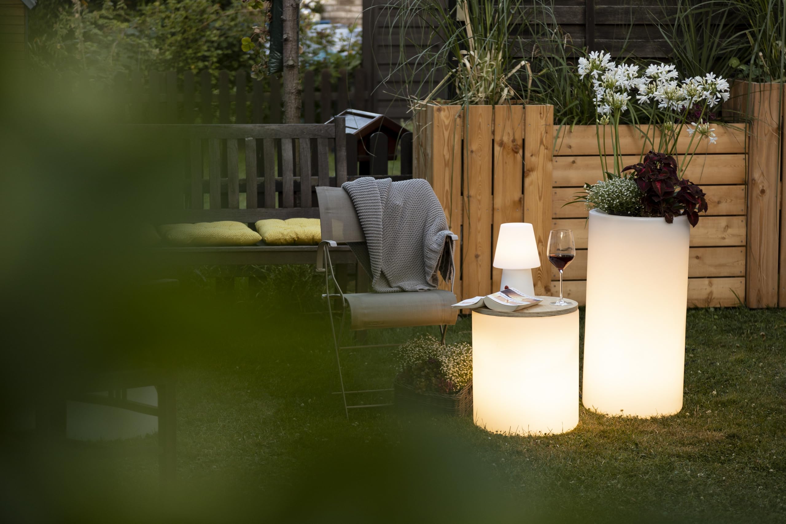 8 seasons Design Shining Elegant Pot XL, LED Pflanzkübel 39 x 78 cm (weiß), E27 Fassung inkl. Leuchtmittel in warmweiß, großer beleuchteter Pflanzkübel für innen + außen, Blumenkübel