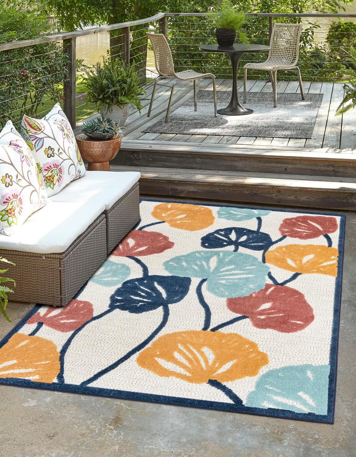 Unique Loom Belize Outdoor Collection Area Rug - Caulker (6' 1" x 9' Rectangle, Ivory/ Navy Blue)