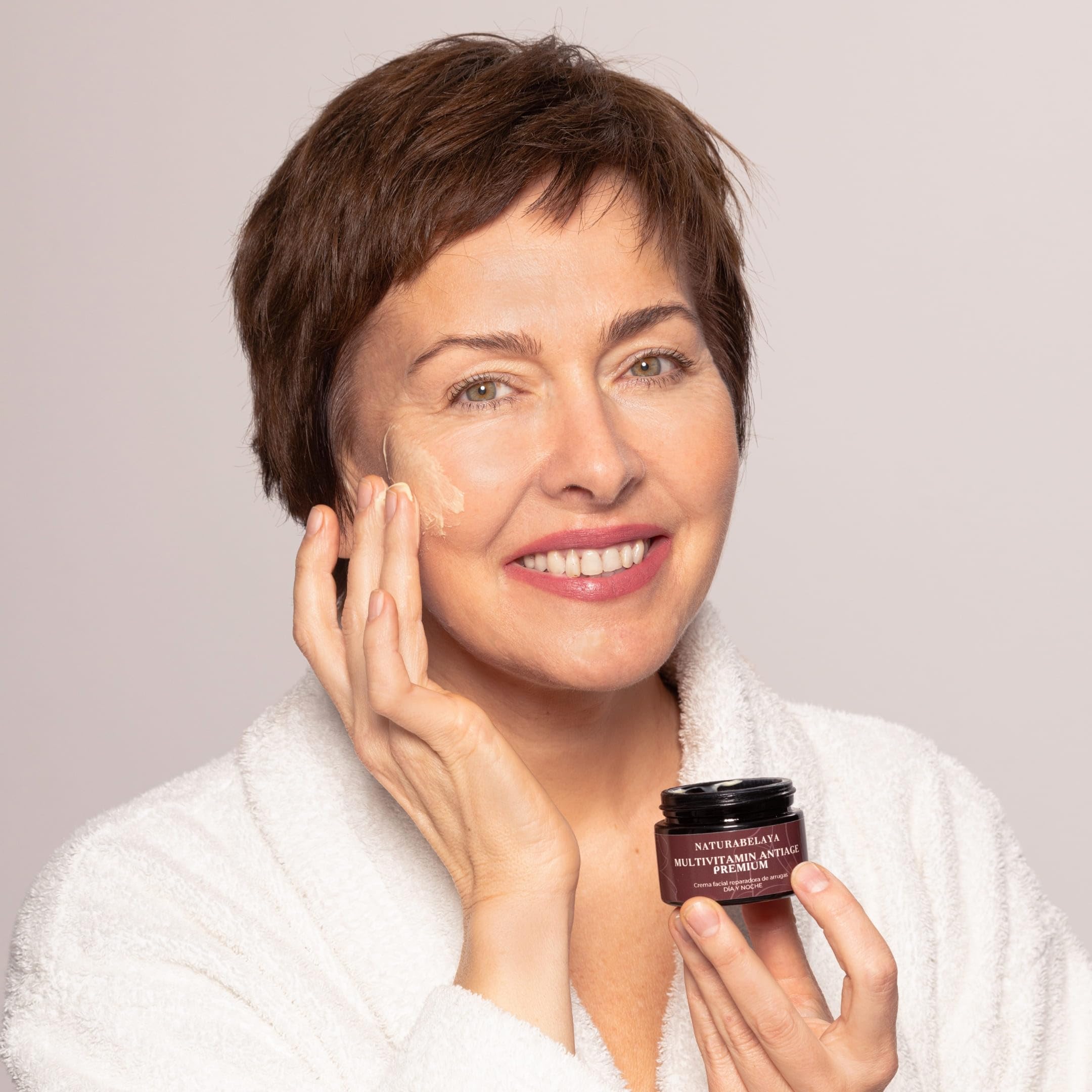 NATURABELAYA Crema Facial Hidratante Antiarrugas Multivitamin Premium, con Hexapéptidos y Vitaminas C, E y A, Reafirmante Día y Noche para Piel Seca y Sensible, Reduce Líneas de Expresión, 50ml