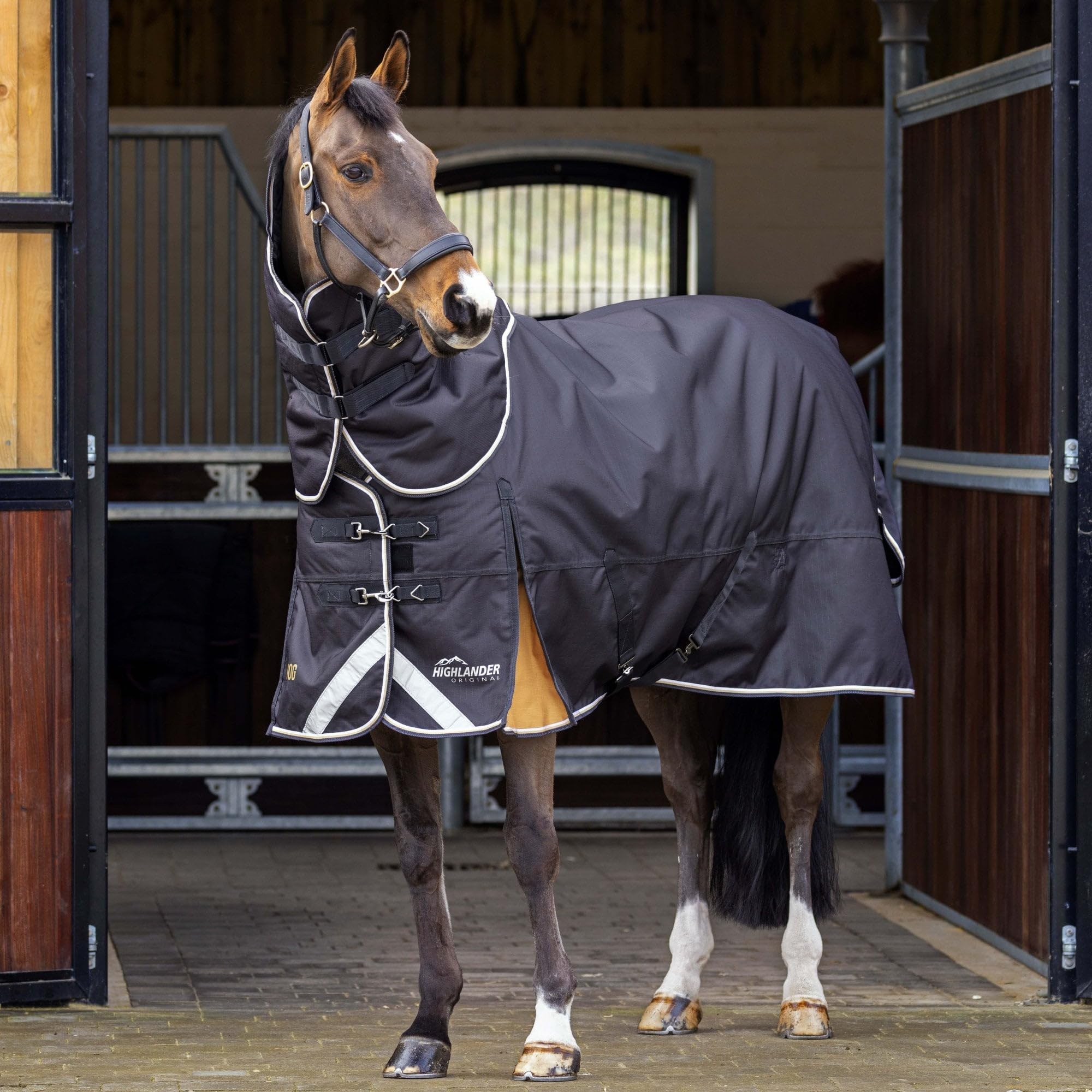 Shires Highlander Plus 200 Turnout Rug & Neck Set - Black 7ft0