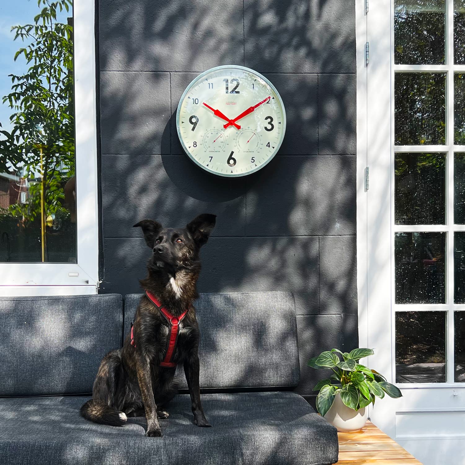 Cloudnola Horloge Murale en métal étanche pour intérieur et extérieur avec thermomètre et hygromètre, Zinc Gris, 45,7 cm, silencieuse, sans tic-tac