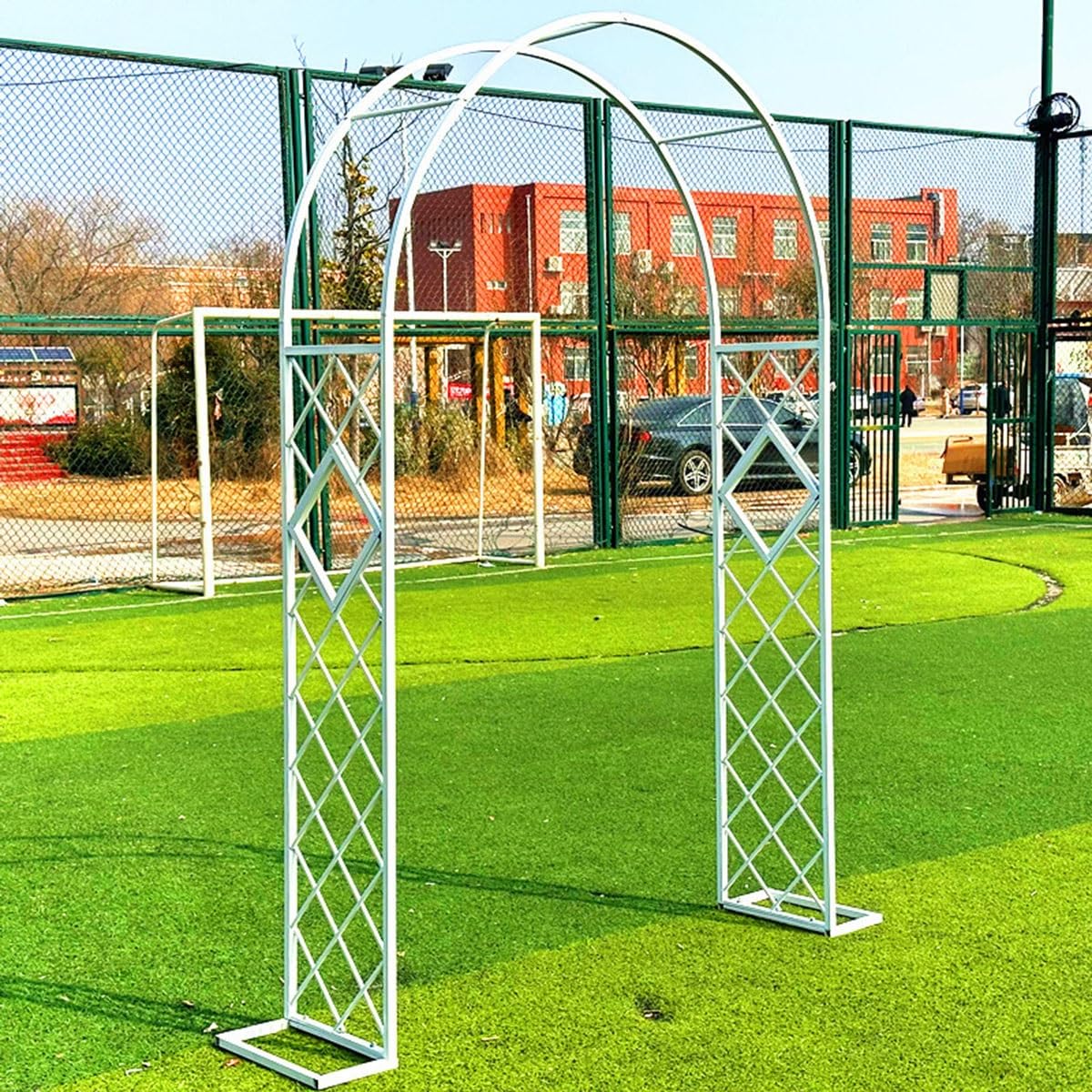 Solidna biała metalowa kratka ogrodowa 340 x 270 cm – trwała stalowa altana do roślin pnących, idealna na wesela, dekoracje zewnętrzne i kształtowanie krajobrazu ogrodu