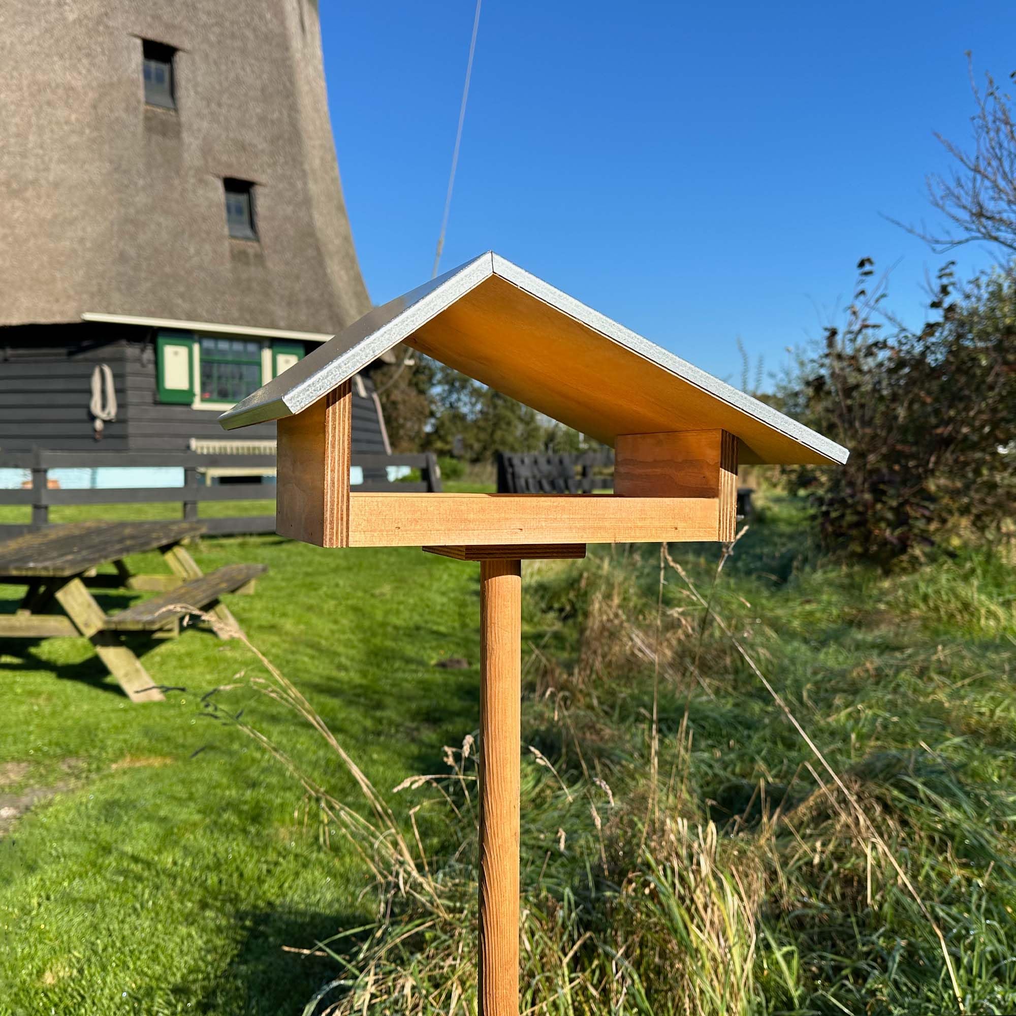GARTENETAGE Design-Vogelfutterhaus mit wetterfestem Metalldach/massives Vogelhaus Holz mit Erdspieß/Vogelfutterhaus mit Ständer/Robustes Vogelhäuschen für Ihren Garten