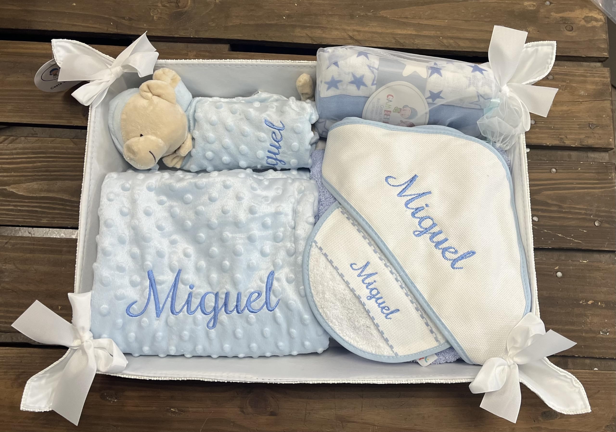 Danielstore - Canastilla Bebé Personalizada | Manta y Dou Dou con Nombre | Toalla de Baño y Babero Bordados | Pack 3 Gasas | Cesta para Recién Nacidos