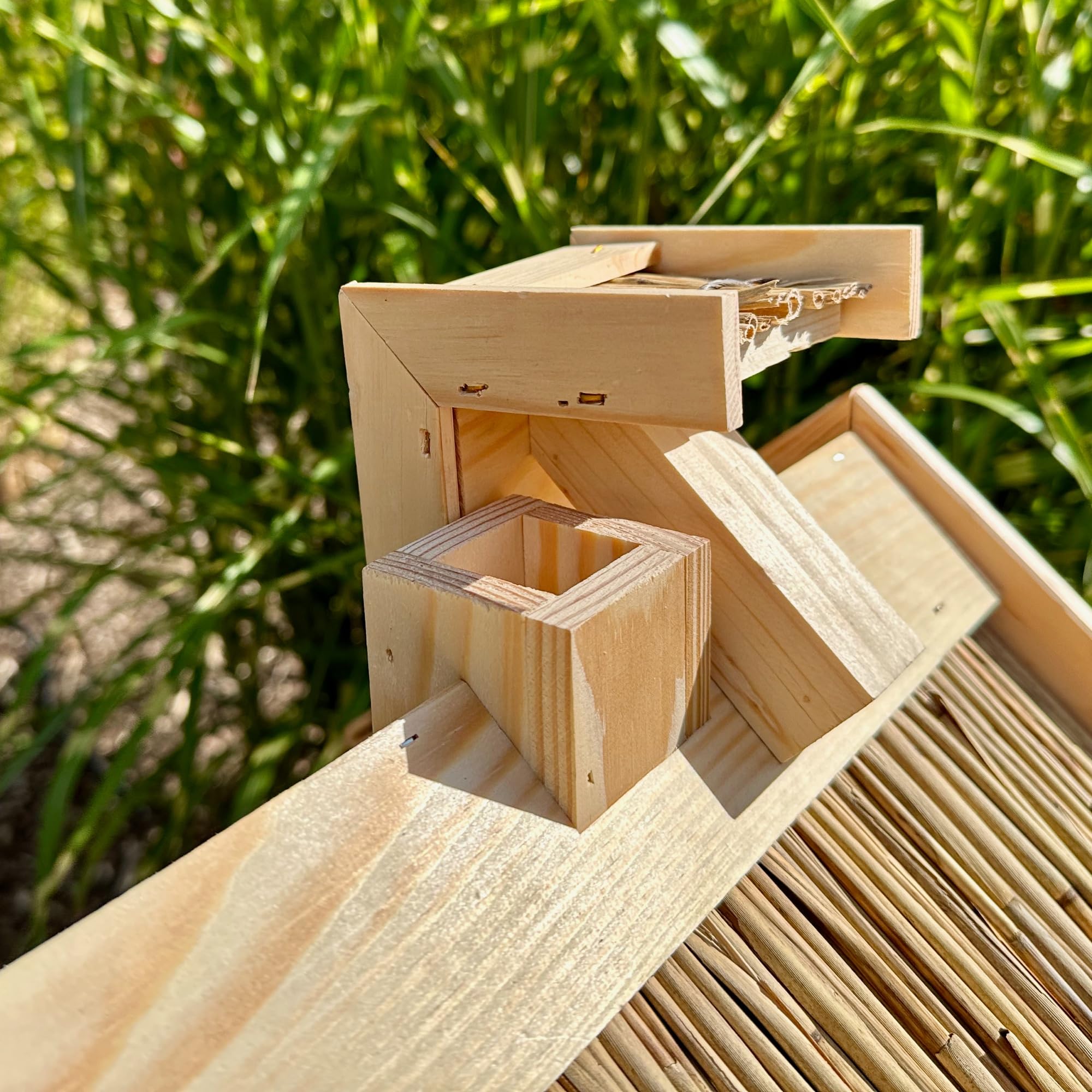 GARTENETAGE Vogelhaus Holz mit Reetdach und 2in1 Ständer/Vogelhaus mit Ständer wetterfest und stabil/Vogelfutterhaus mit Ständer/Robustes Vogelhäuschen für Balkon und Garten