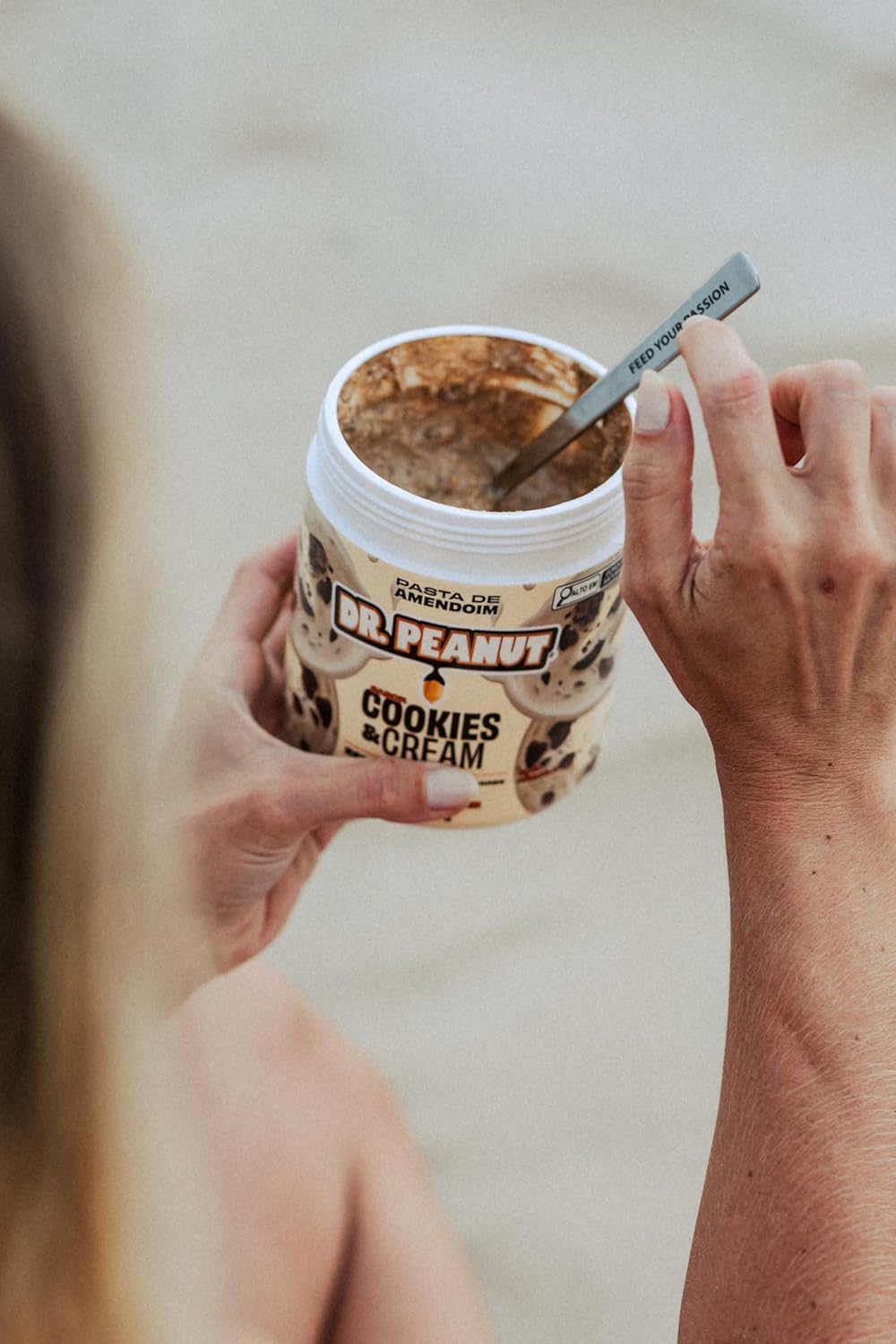 Imagem lateral com fundo claro e desfocado, possivelmente uma superfície de areia. Imagem lateral com fundo claro e desfocado, possivelmente uma superfície de areia.