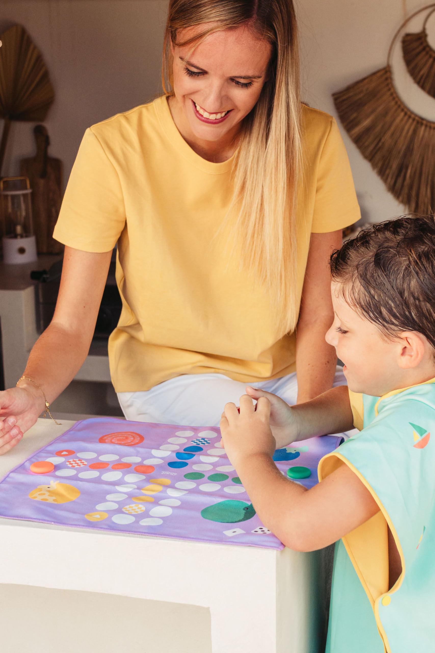 Quut - Jeu de Voyage 2 en 1 Petits Chevaux & Morpion pour Enfants dès 3 Ans - réversible - imperméable - Microfibre - 18 pions en Silicone - 2 dés - avec Pochette