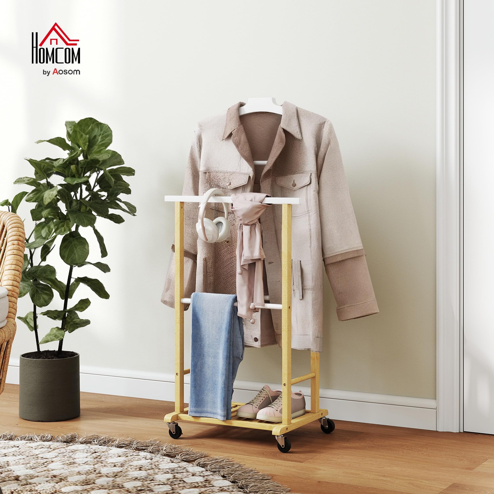 HOMCOM Valet de chambre à roulettes, portant à vêtements en bambou avec cintre intégré, tiges à pantalons et étagère pour chaussures, porte-manteaux pour chambre, buanderie, bois naturel et blanc