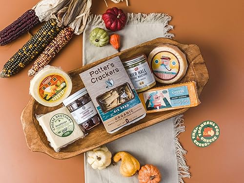 Vista 23 de Cheese Bros Game Day Caja de regalo de lujo Fresco de Wisconsin Incluye goudas, cuajada, queso cheddar envejecido de 8 años, mostaza, salchicha