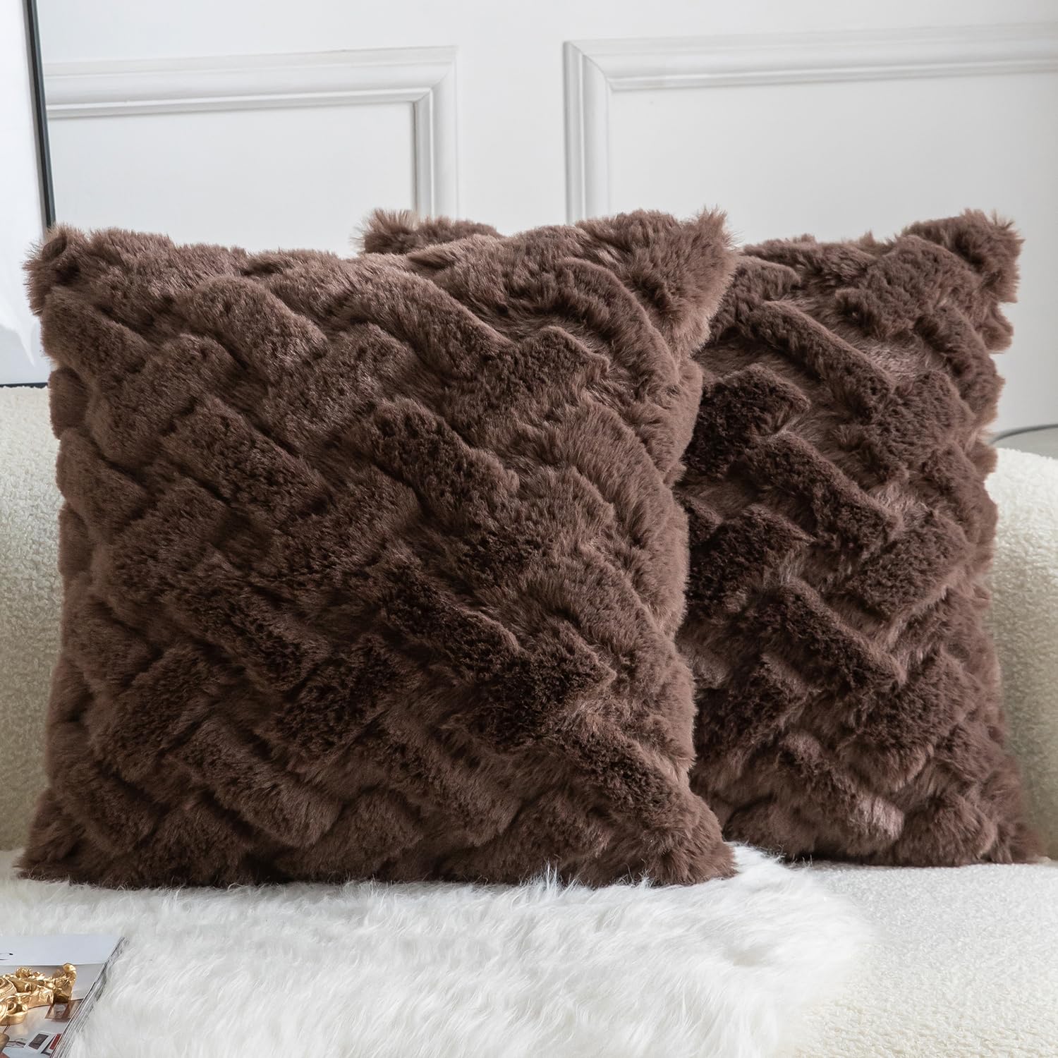 YAERTUN Set of 2 Decorative Cushion Covers Thick Plush Wool Pillows Covers Super Soft Luxury faux Rabbit Fur Velvet Throw Pillow Cases for Couch Sofa Bed Living Room 20x20 Inch 50x50 cm Chocolate