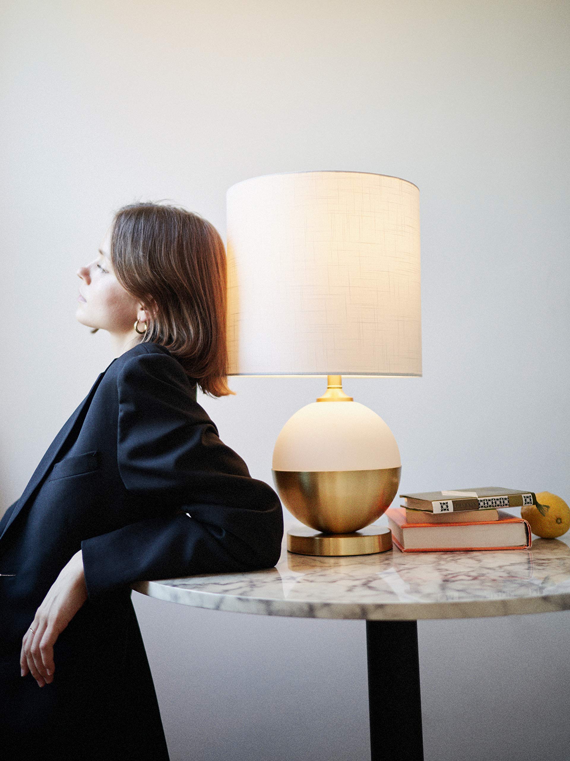 JONATHAN Y JYL5005A Carr 23.5" Ceramic/Metal LED Table Lamp Modern Contemporary Bedside Desk Nightstand Lamp for Bedroom Living Room Office College Bookcase LED Bulbs Included, White/Brass