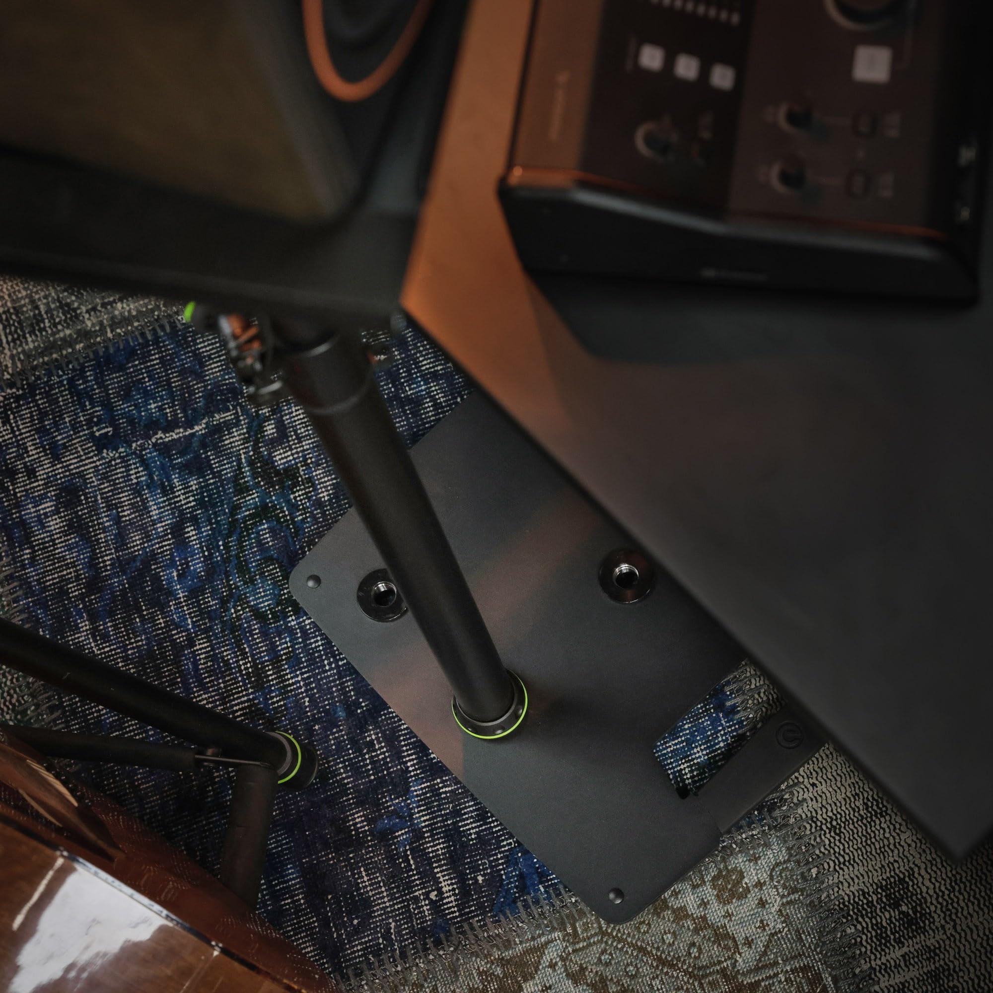 Gravity SP 3202 CS B Supporto per monitor da studio con base quadrata in acciaio