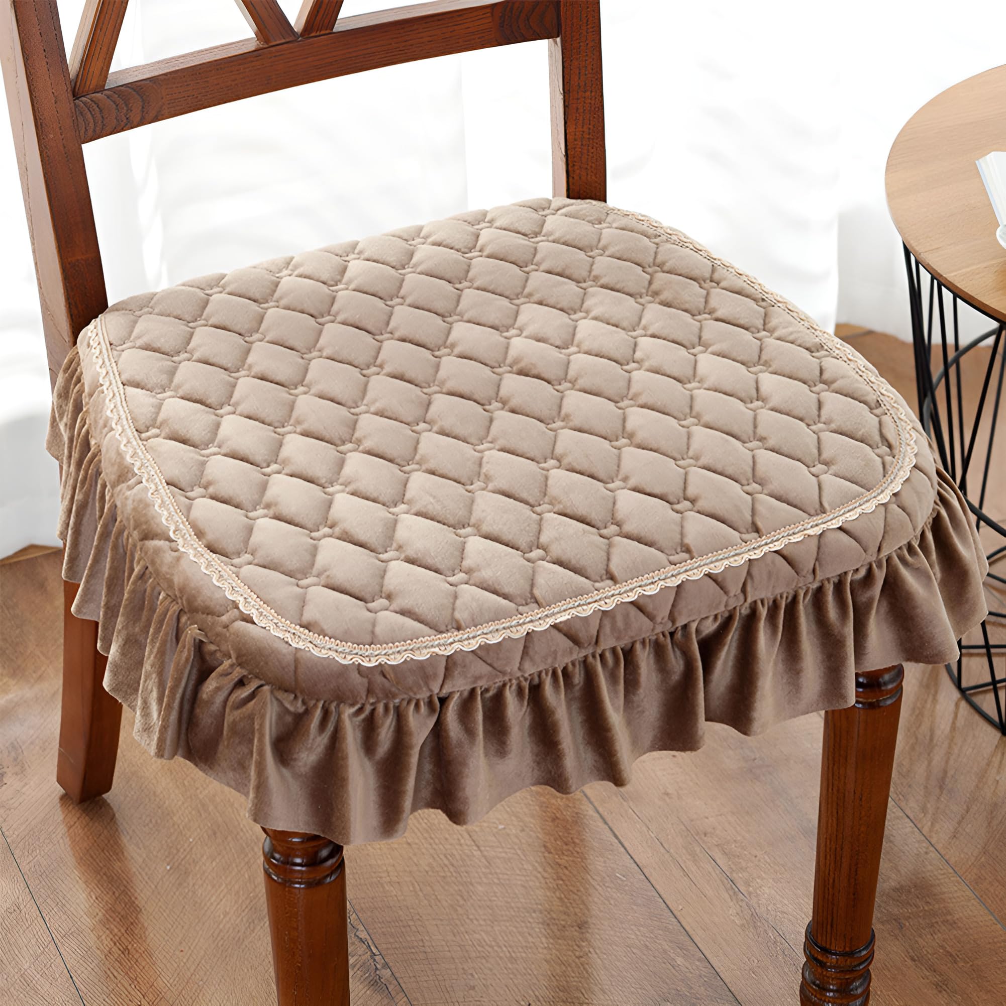Housses de chaise à volants pour sublimer votre cuisine et vos repas en famille