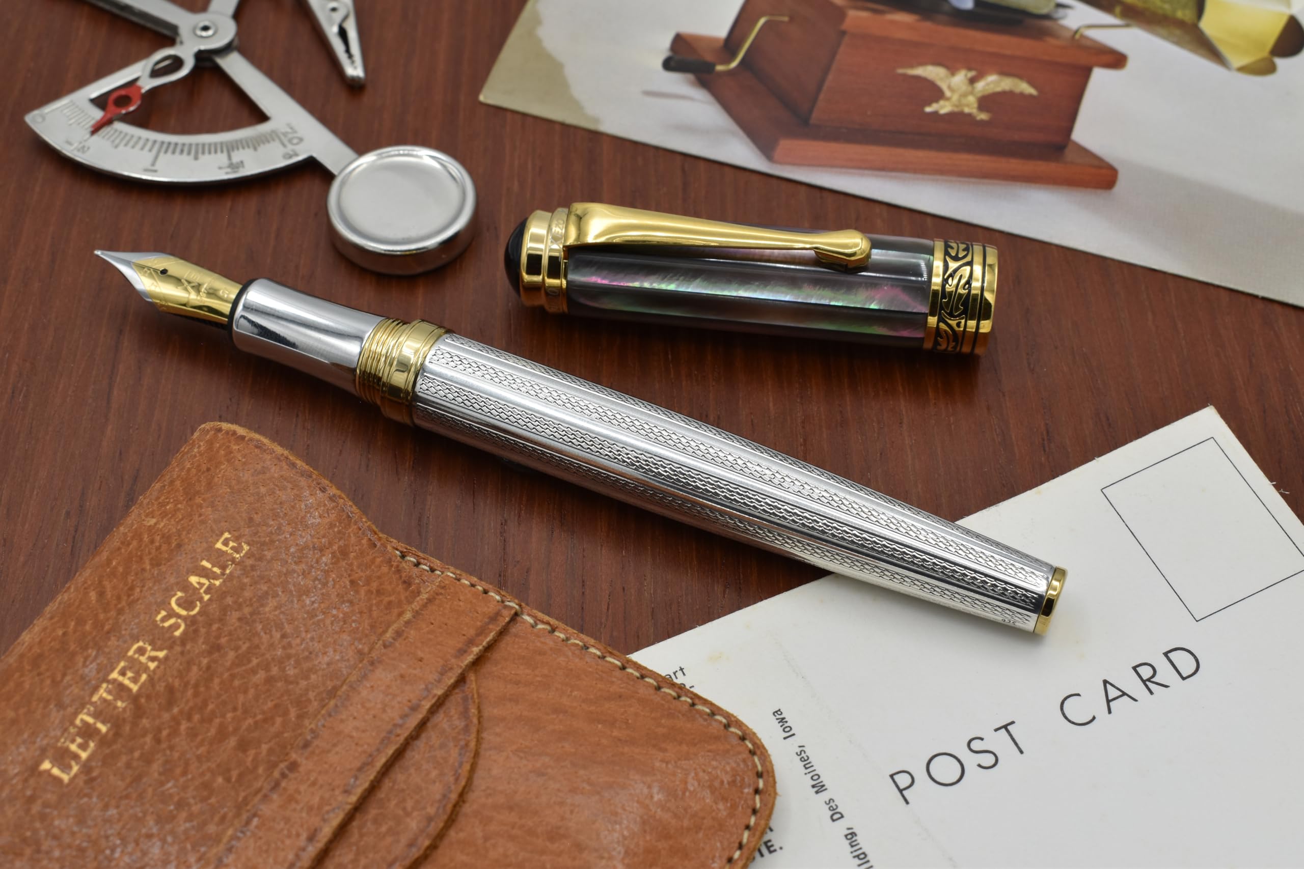 Xezo Penna stilografica Maestro, pennino medio. Argento 925 sterling con madreperla nera di Tahiti e placcatura in oro 18 carati. Realizzata a mano, edizione limitata, numerata