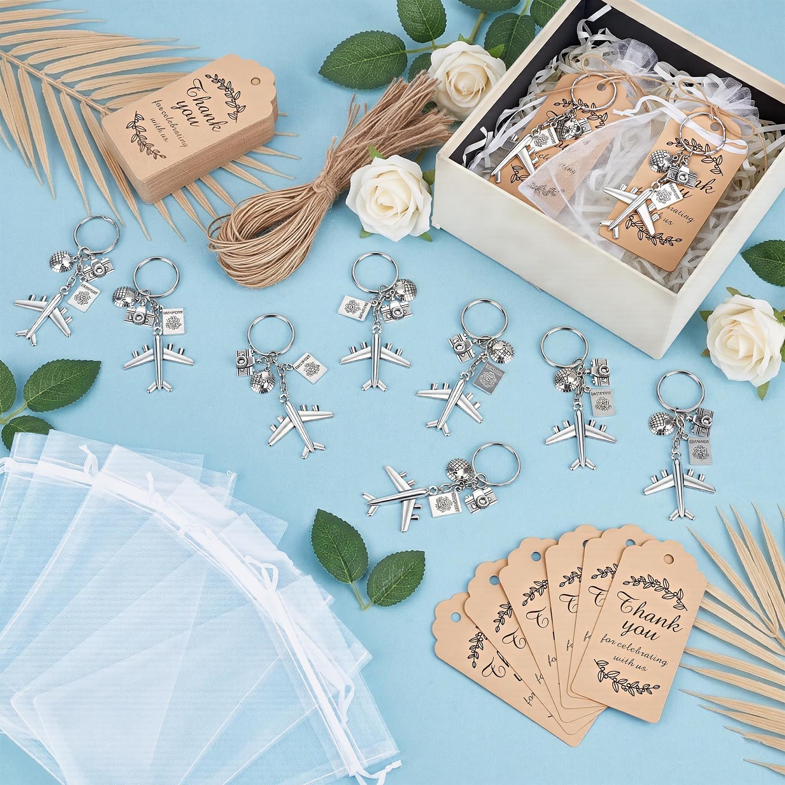 Lot de 82 porte-clés de voyage, aventure, avion, fête, avec sachets en organza, cartes de remerciement et chapeau en corde de jute comme cadeau d'invités