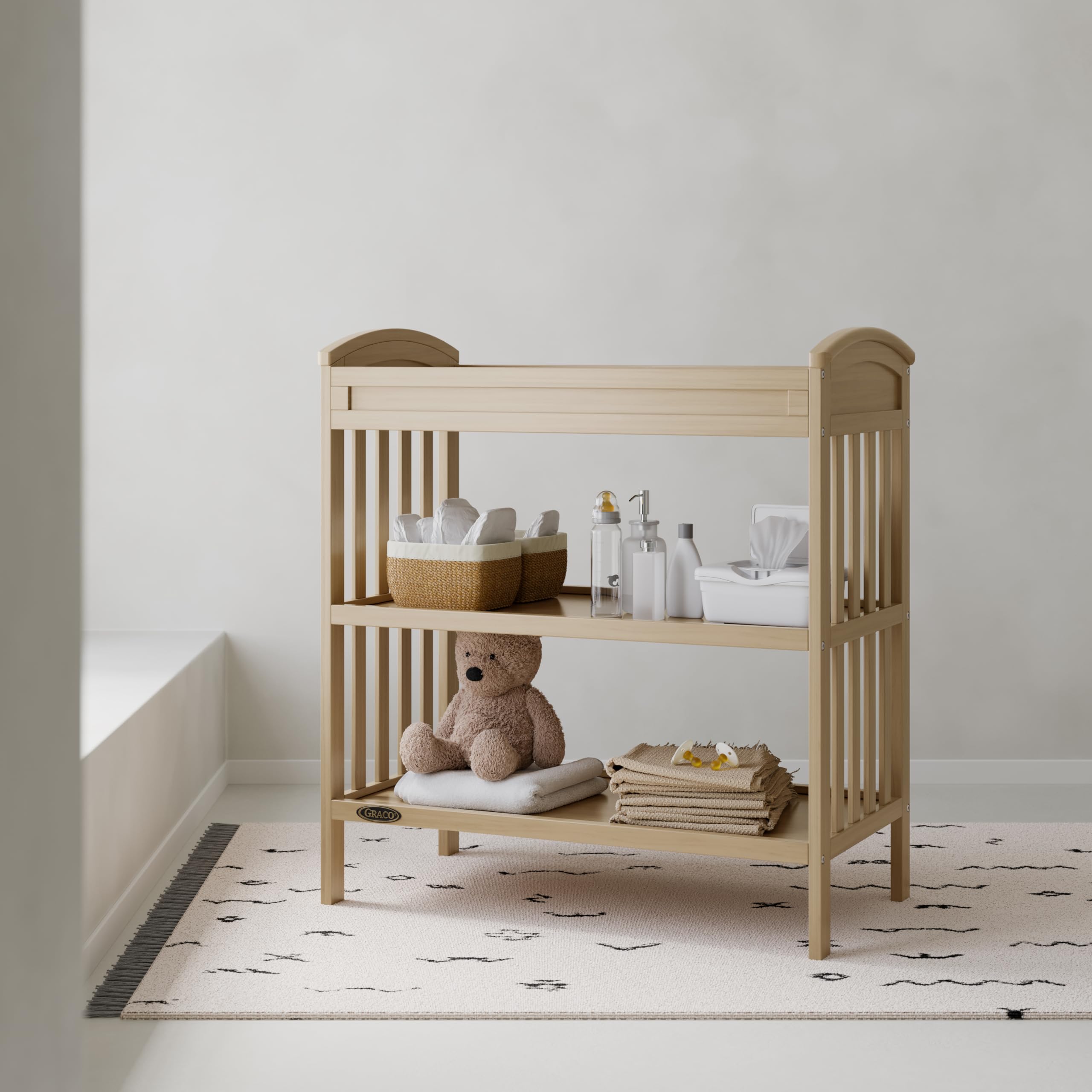 Graco Benton - Fasciatoio con fasciatoio impermeabile (legno driftwood), certificato Greenguard Gold, include fasciatoio con cinghia di sicurezza, 2 ripiani aperti per organizzare