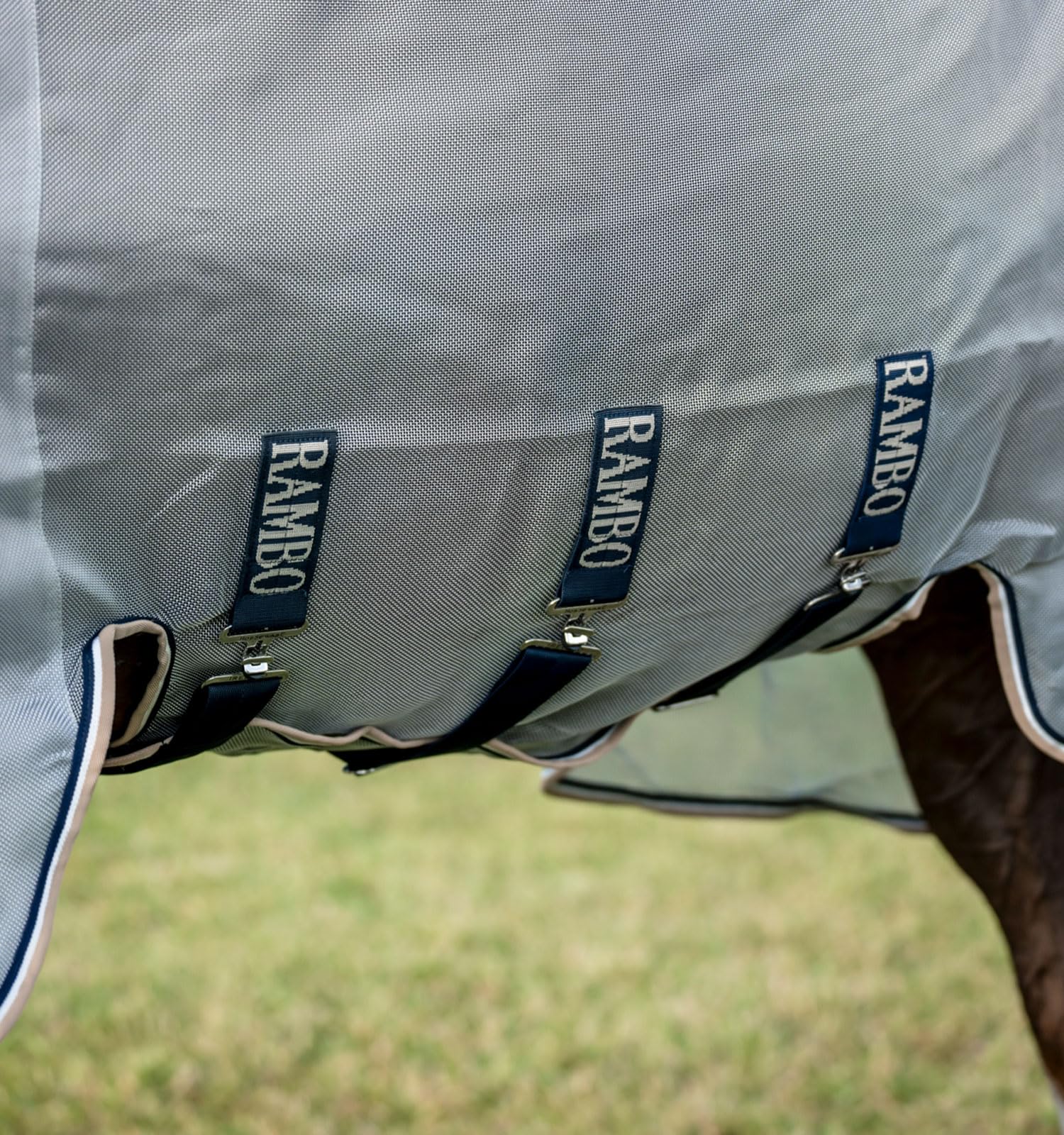 Horseware Fliegendecke Rambo Protector Integrated Silver/Navy, White & Beige/ 145 cm (6'6")