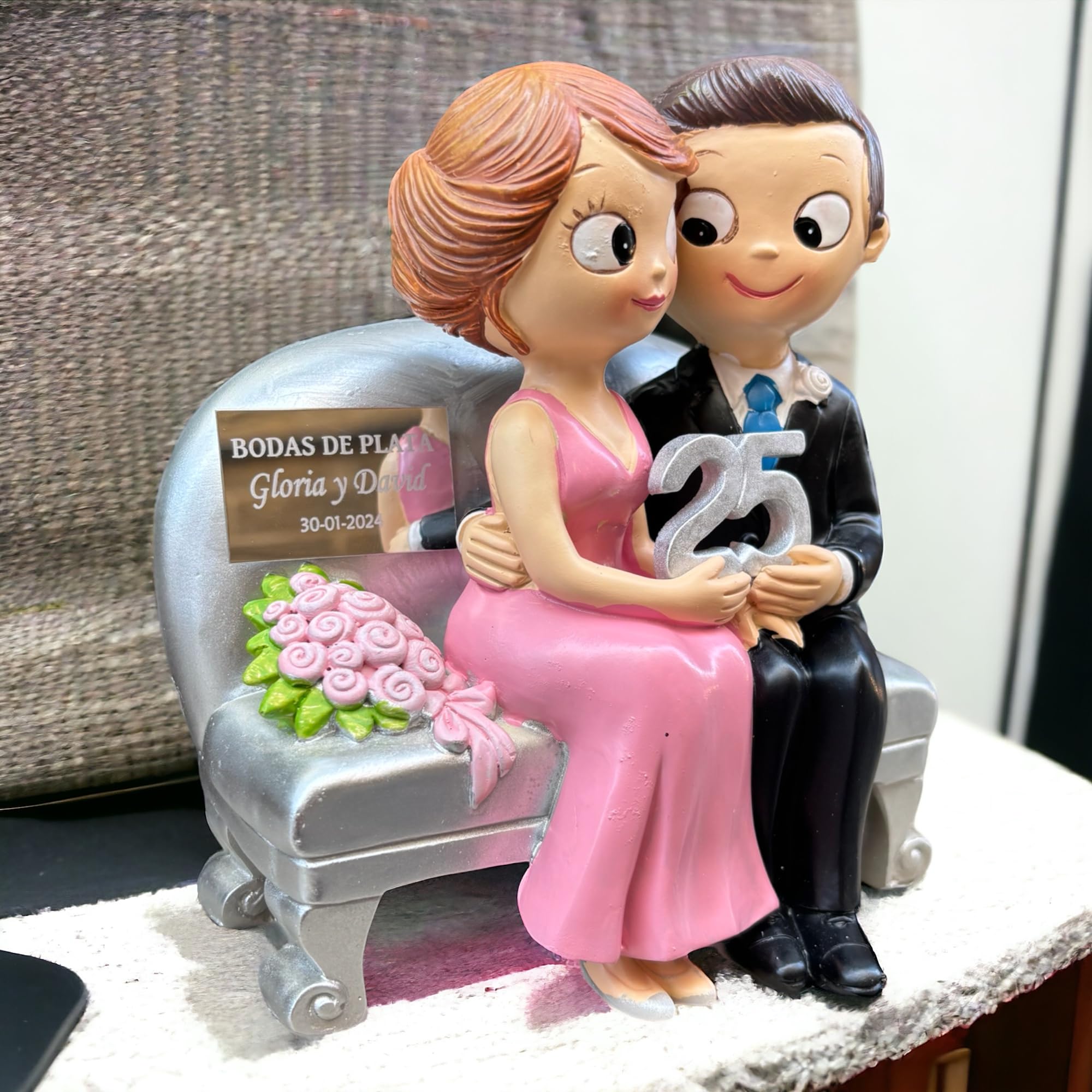 Figura 25 Aniversario Personalizada con Placa Grabada - Regalo Bodas de Plata Personalizado con Nombre y Fecha