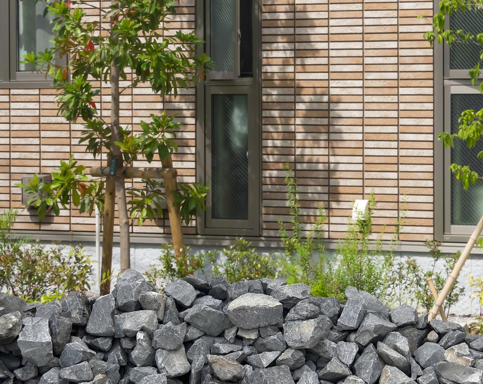 ロックガーデン 黒割栗石 庭石