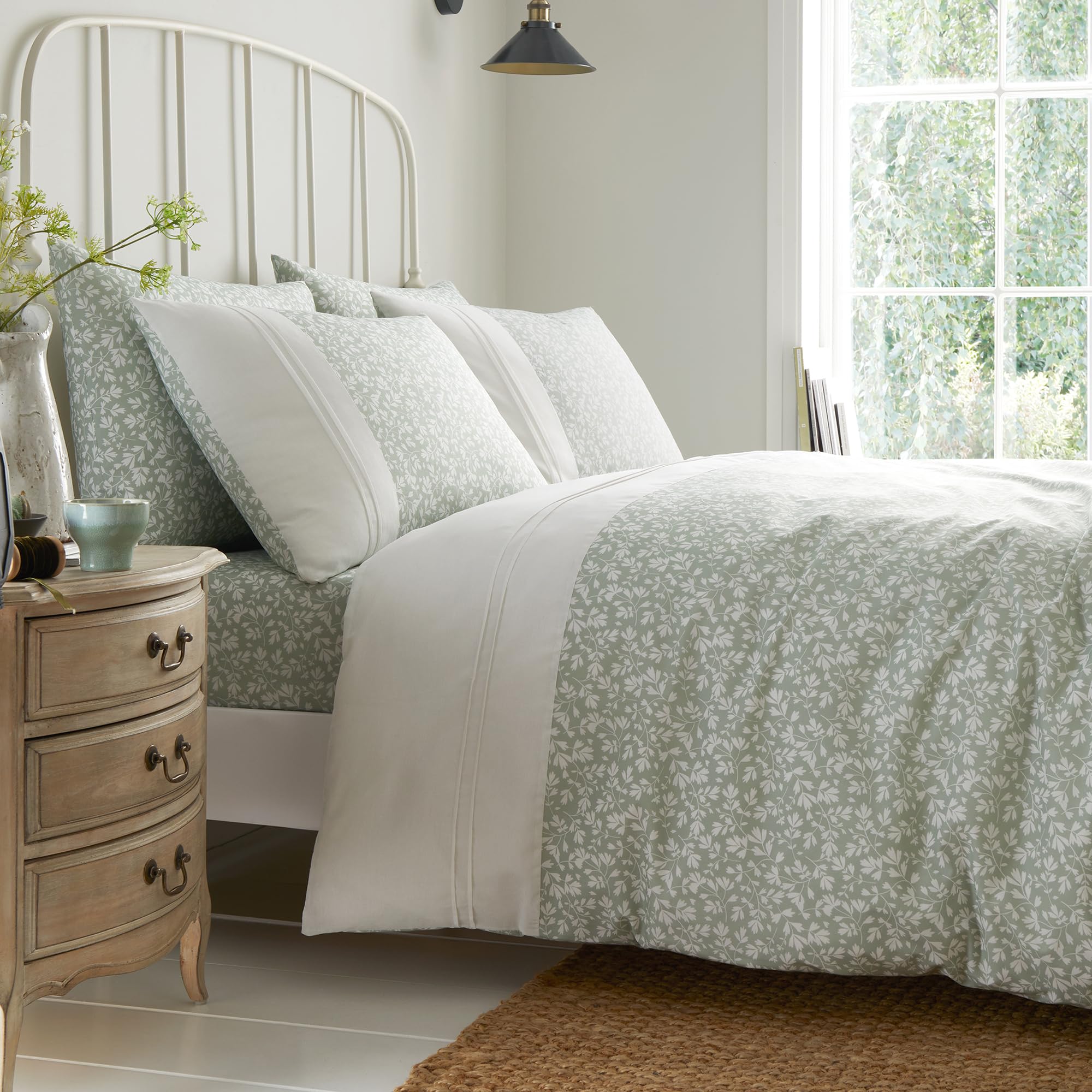 Dreams & Drapes - Pintuck Leaf Duvet Cover - Super King Bedding Size (260 x 220cm) - 2 Pillowcases - Premium PolyCotton - Floral Duvet Cover in Green - Sage Green/White Bedding