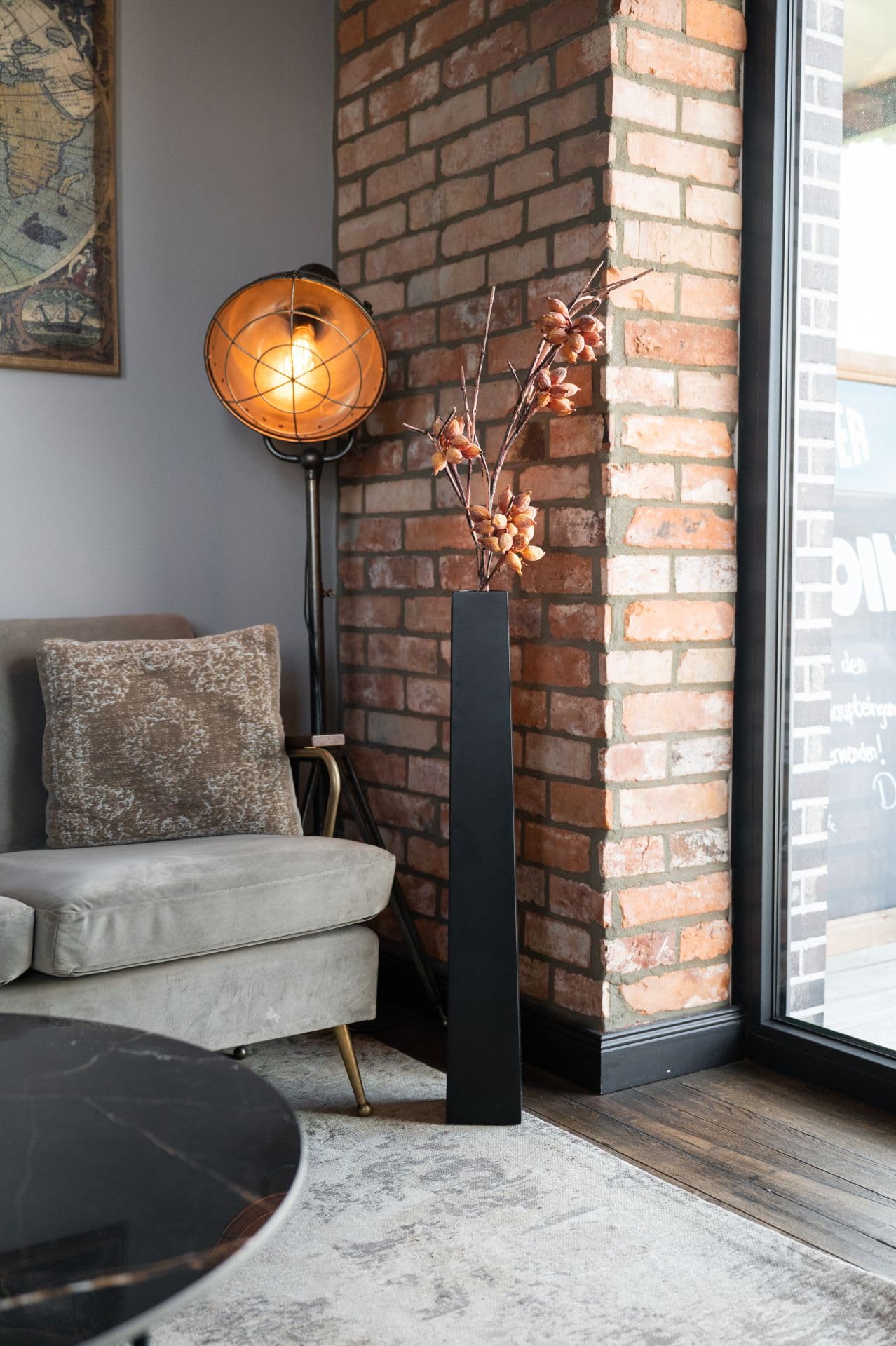 VIVANNO Kerzenhalter Kerzenständer Obelisk Schwarz Matt 80 cm Bodenvase | Deko Dekosäule aus Metall für Stumpenkerzen und Trockenblumen, inkl. abnehmbarer Platte, Maße 80x11x11 cm
