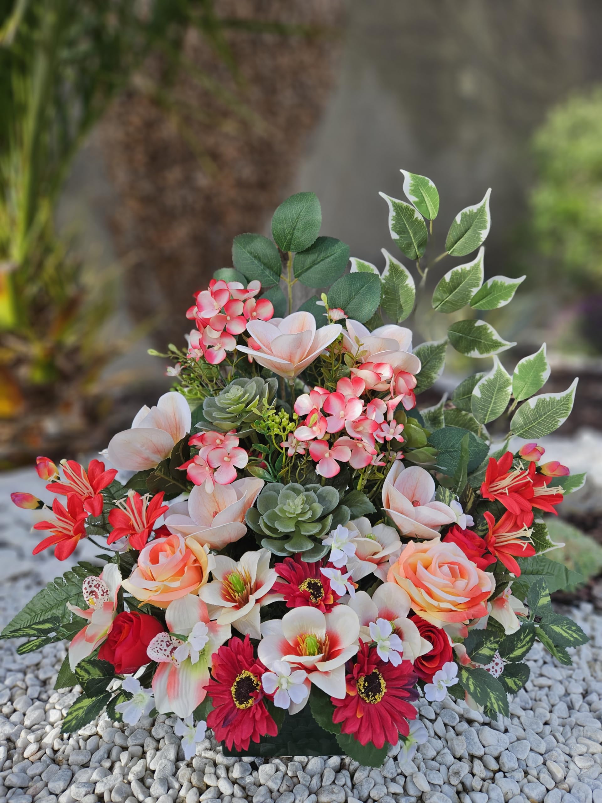 Composition De Fleurs Artificielles. Réalisé par Nos Soins, Fleurs De Qualité. Haut 47cm.
