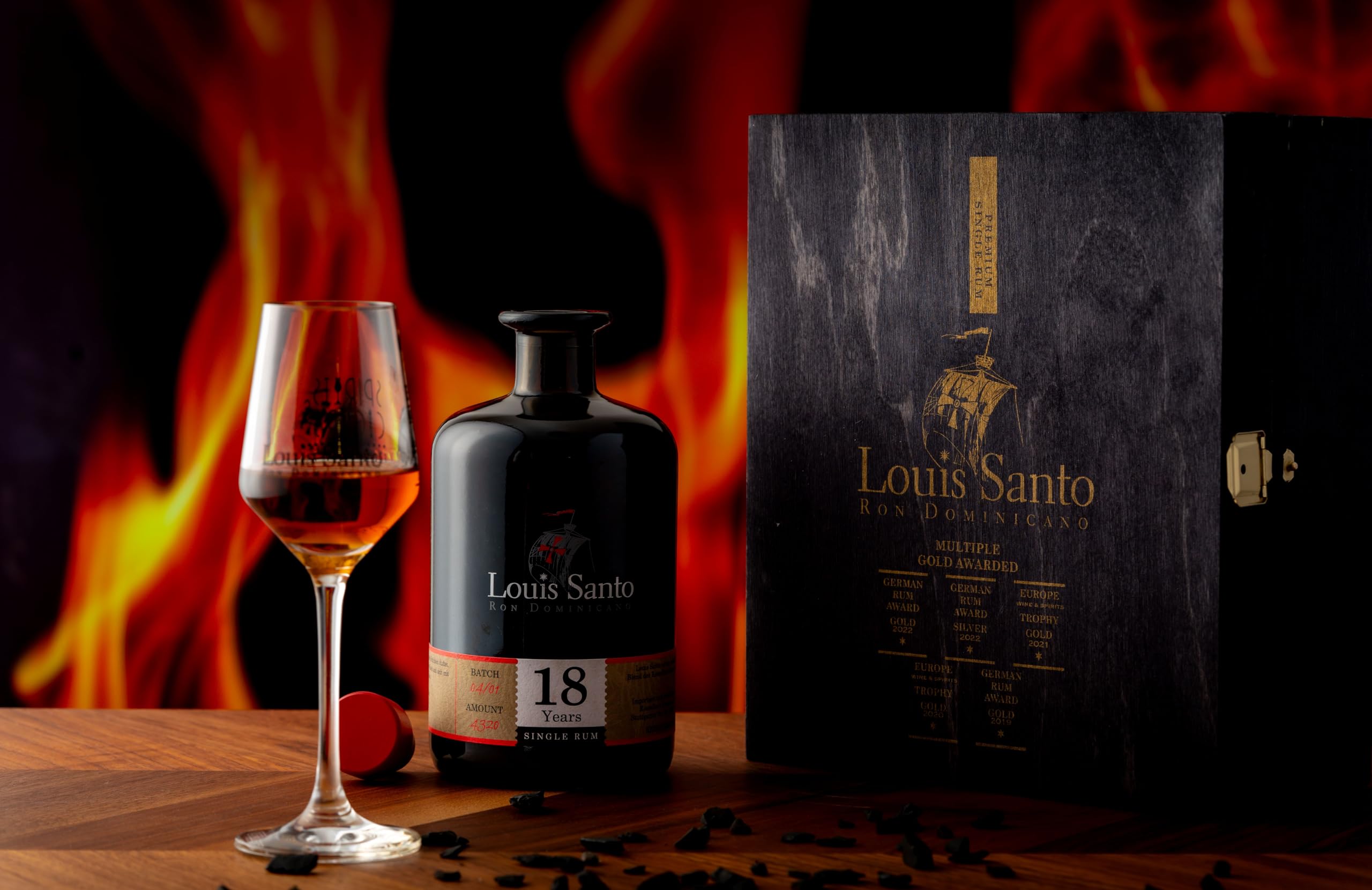 Louis Santo - Premium Single Rum 18 Jahre | Bourbon Cask | Aus Zuckerrohrsaft | inkl. 2 Nosing Gläser |Doppelgold prämiert | Ideal als Geschenkset | 44% Vol. | 0,5l |
