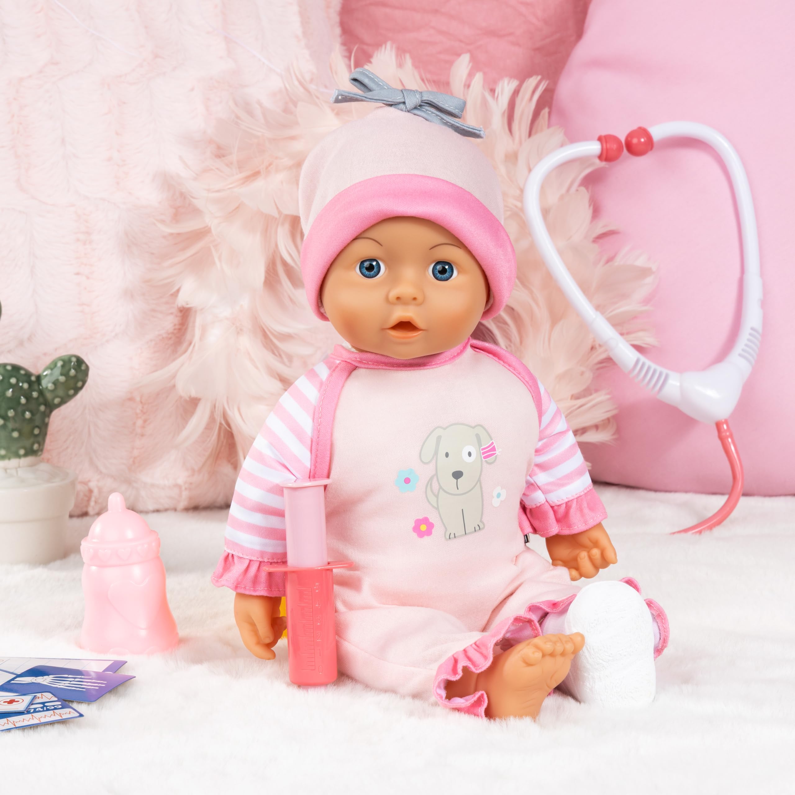 Bayer Design Poupée bébé, parlante, Poupon Docteur, 36 cm | corps souple, avec biberon, stéthoscope, seringue, pied plâtré et nombreux accessoires